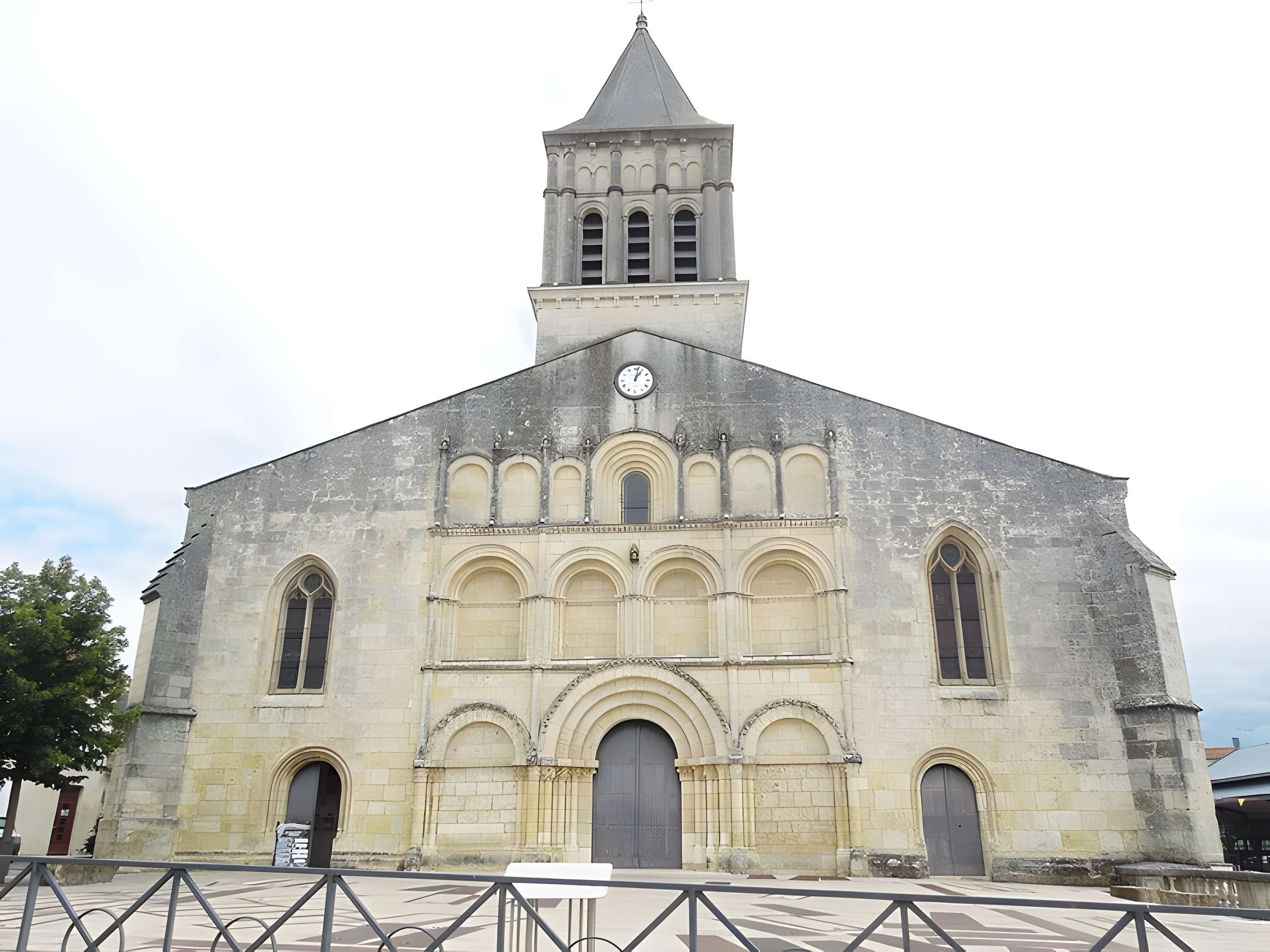 Église Saint-Gervais-Saint-Protais de Jonzac