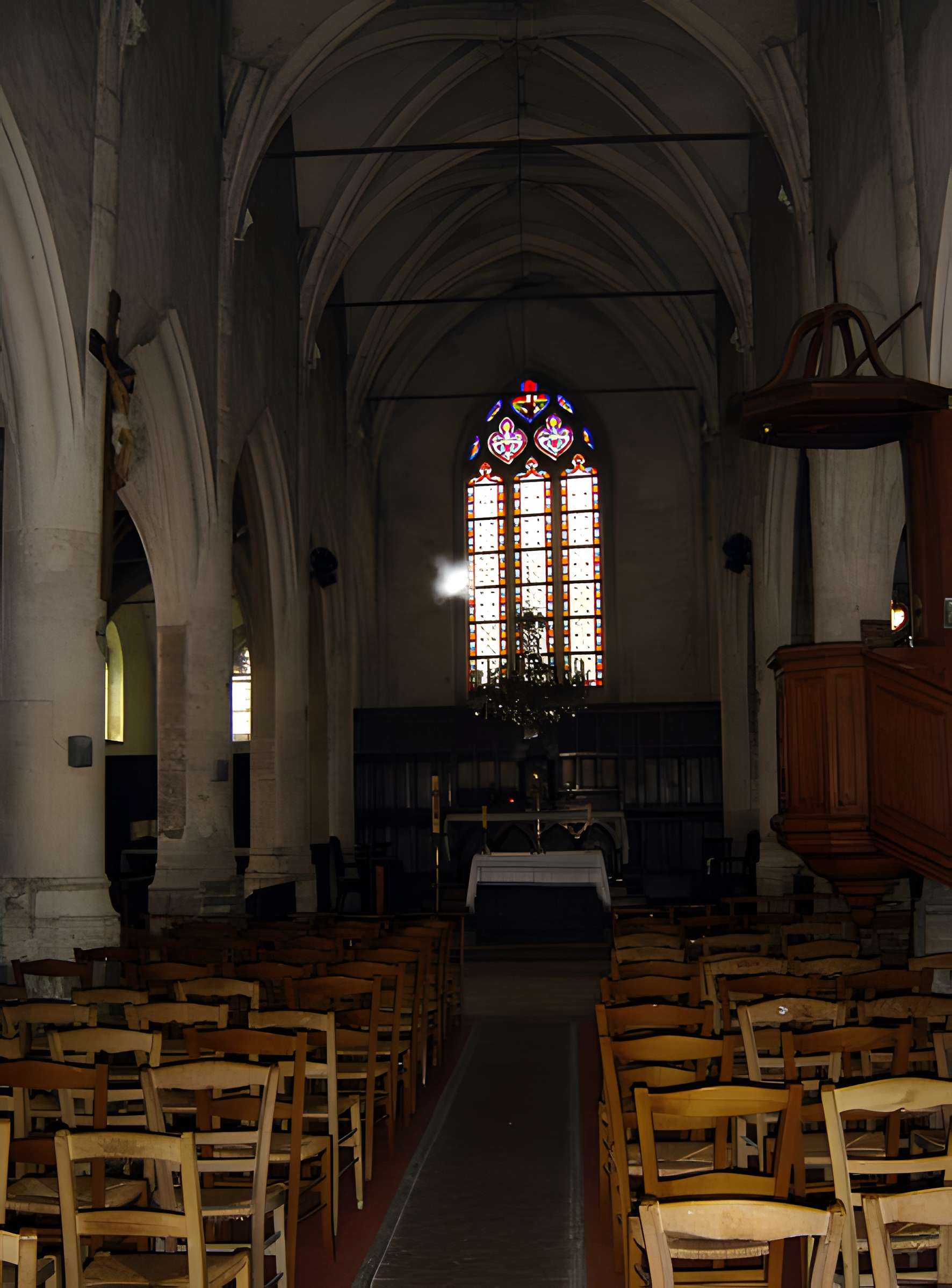 Église Notre-Dame-de-l'Assomption de Vauréal et croix