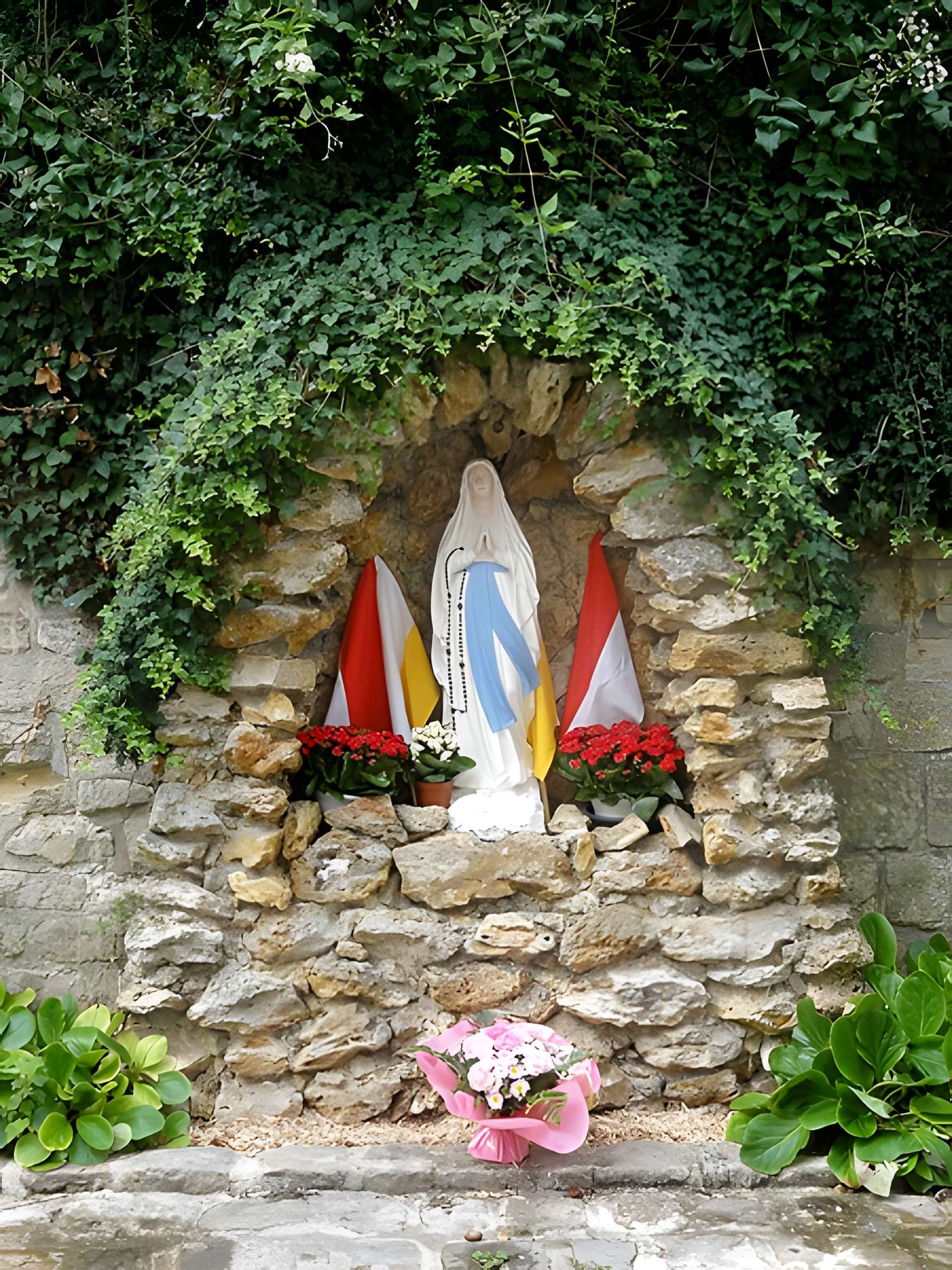 Église Notre-Dame-de-l'Assomption de Vauréal et croix