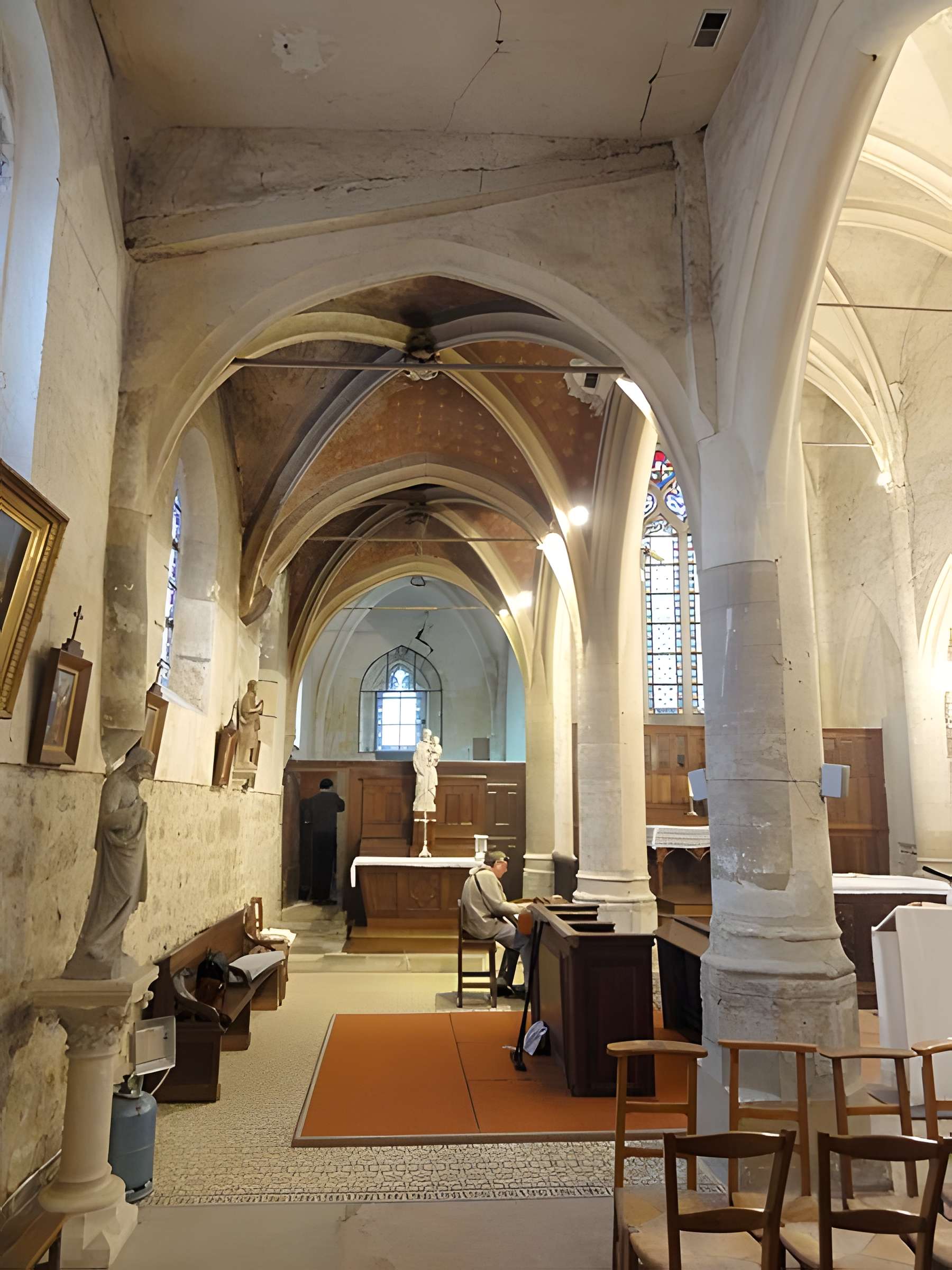 Église Notre-Dame-de-l'Assomption de Vauréal et croix