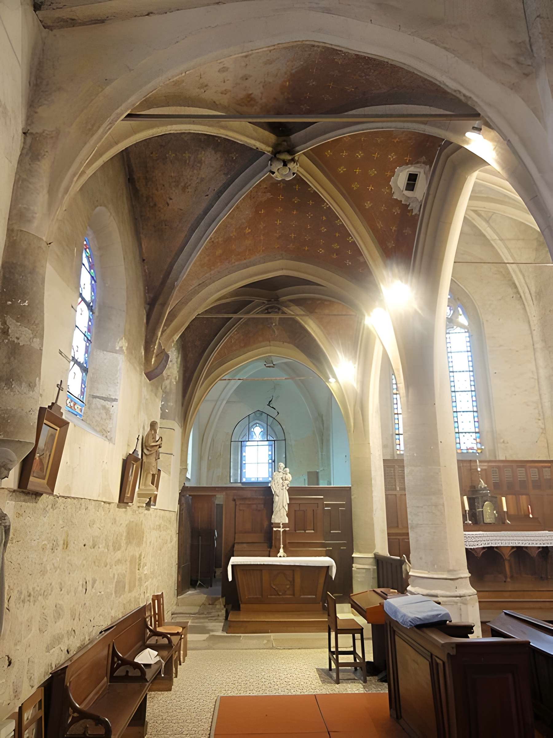 Église Notre-Dame-de-l'Assomption de Vauréal et croix