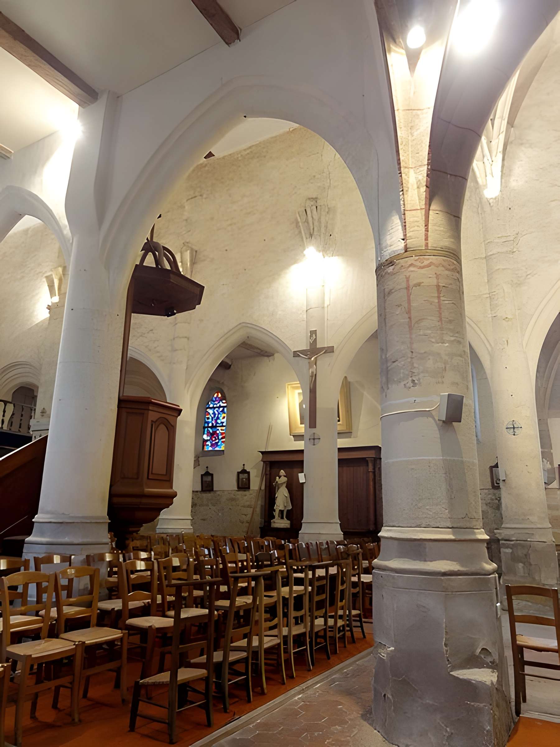 Église Notre-Dame-de-l'Assomption de Vauréal et croix