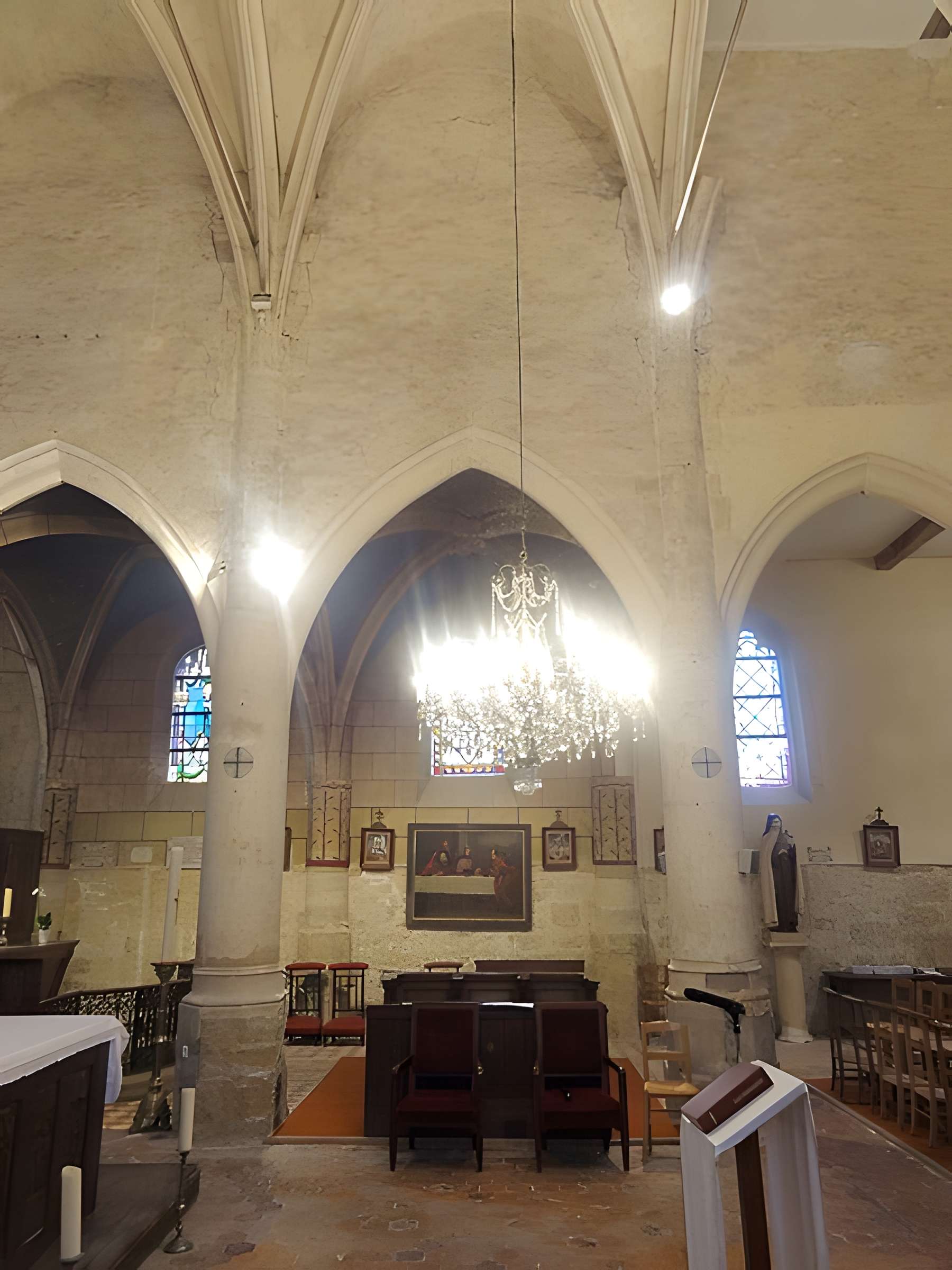 Église Notre-Dame-de-l'Assomption de Vauréal et croix