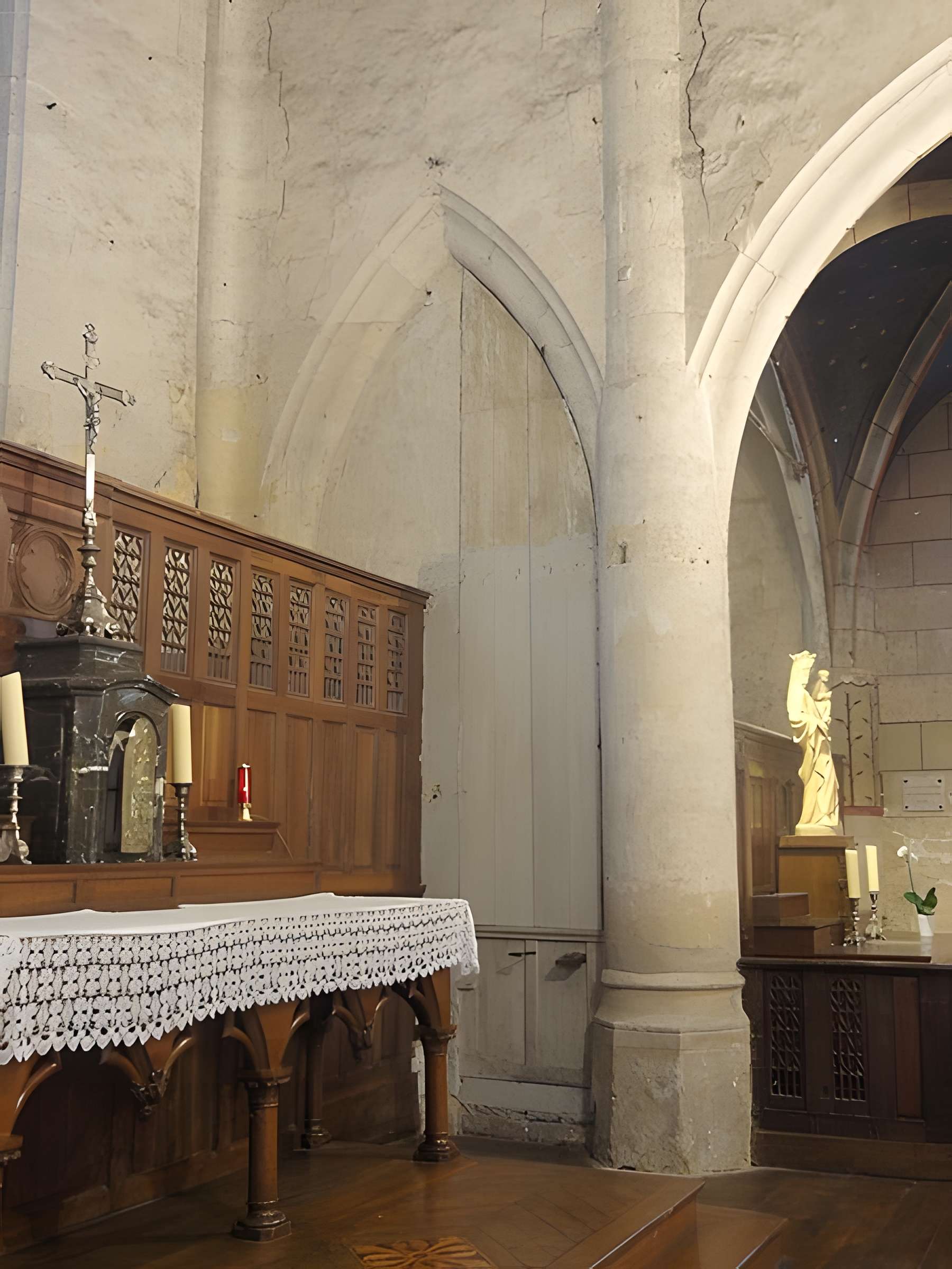 Église Notre-Dame-de-l'Assomption de Vauréal et croix