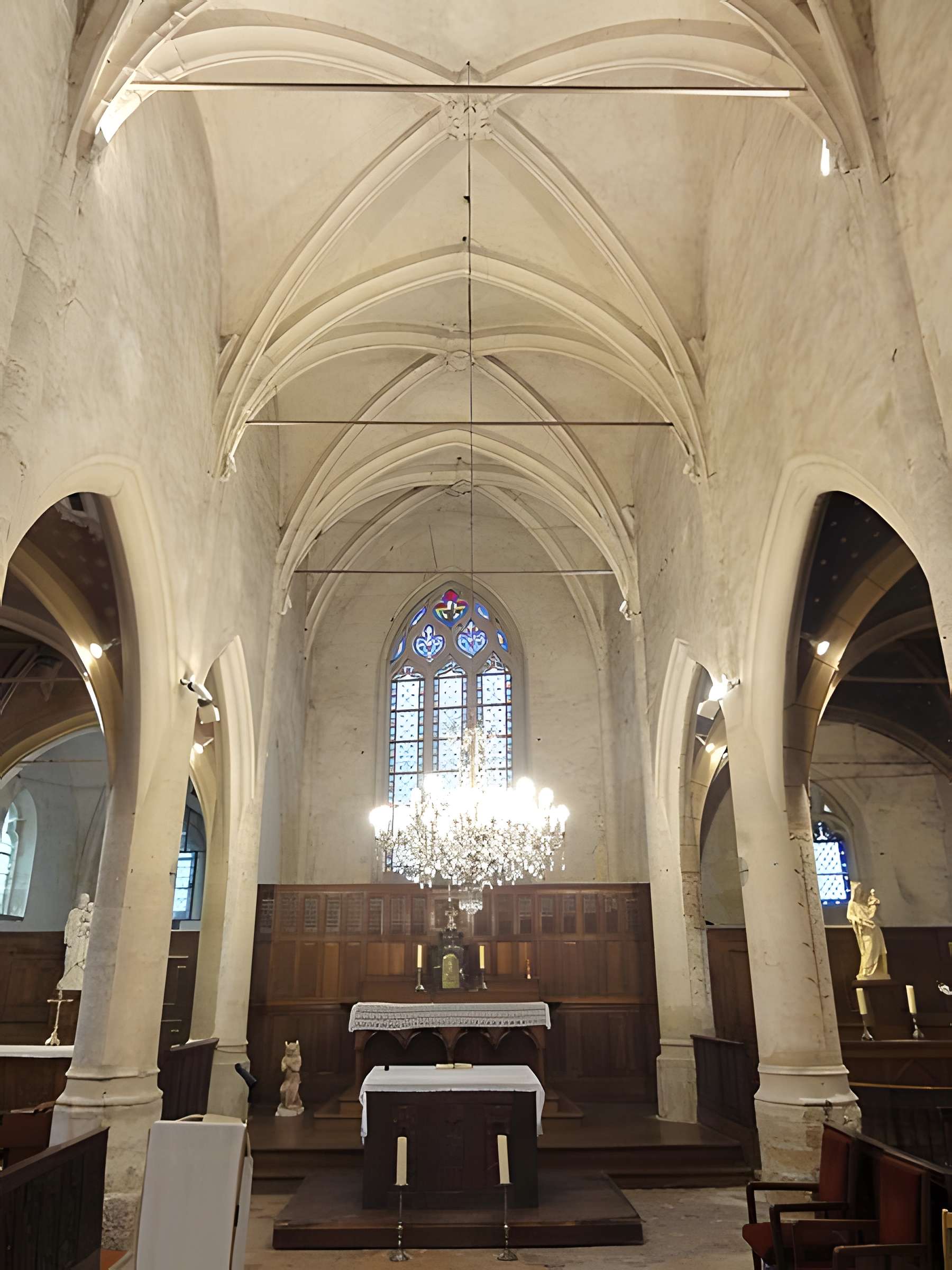 Église Notre-Dame-de-l'Assomption de Vauréal et croix