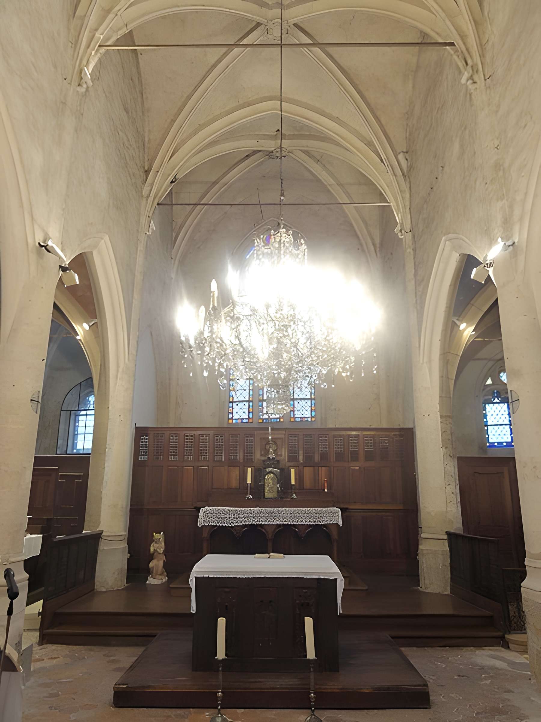 Église Notre-Dame-de-l'Assomption de Vauréal et croix