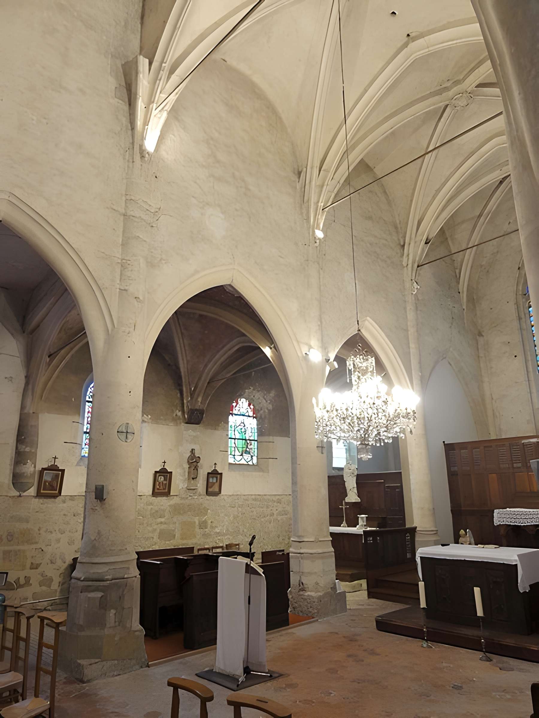 Église Notre-Dame-de-l'Assomption de Vauréal et croix