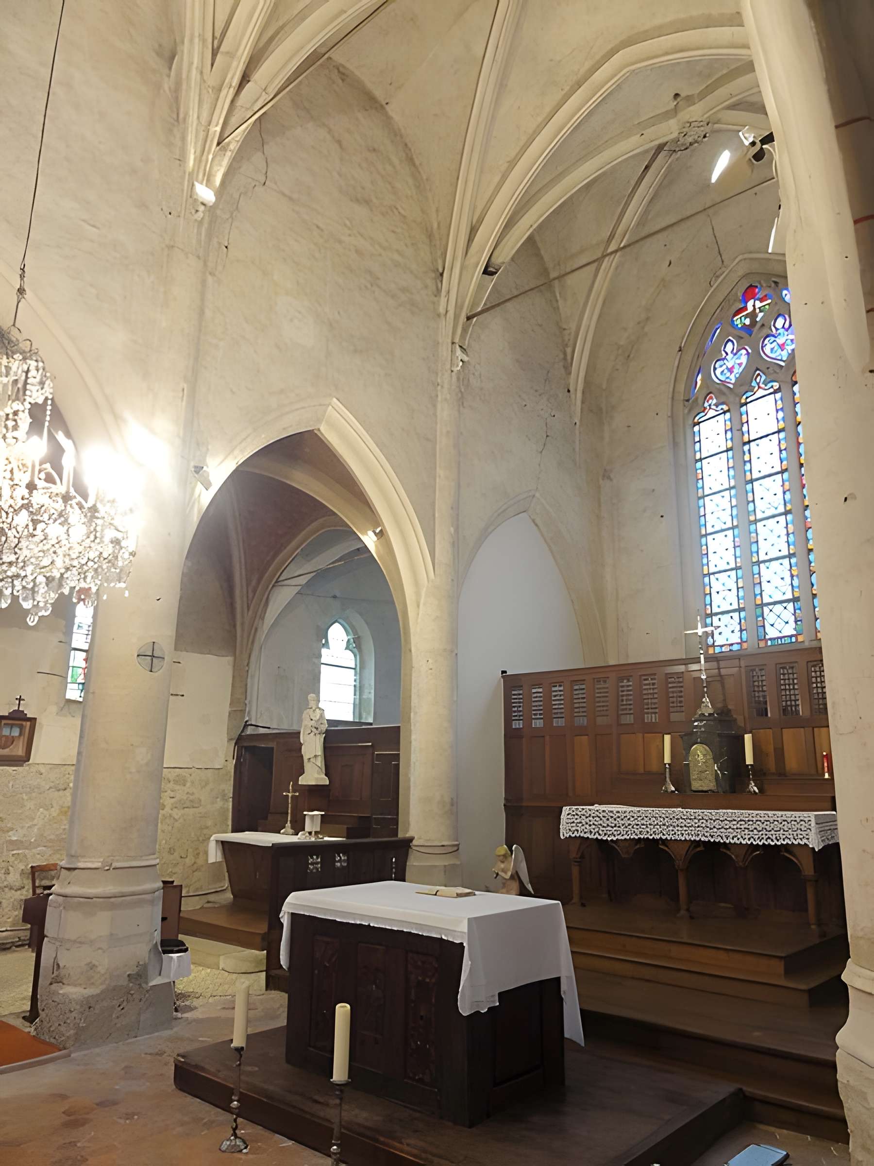 Église Notre-Dame-de-l'Assomption de Vauréal et croix