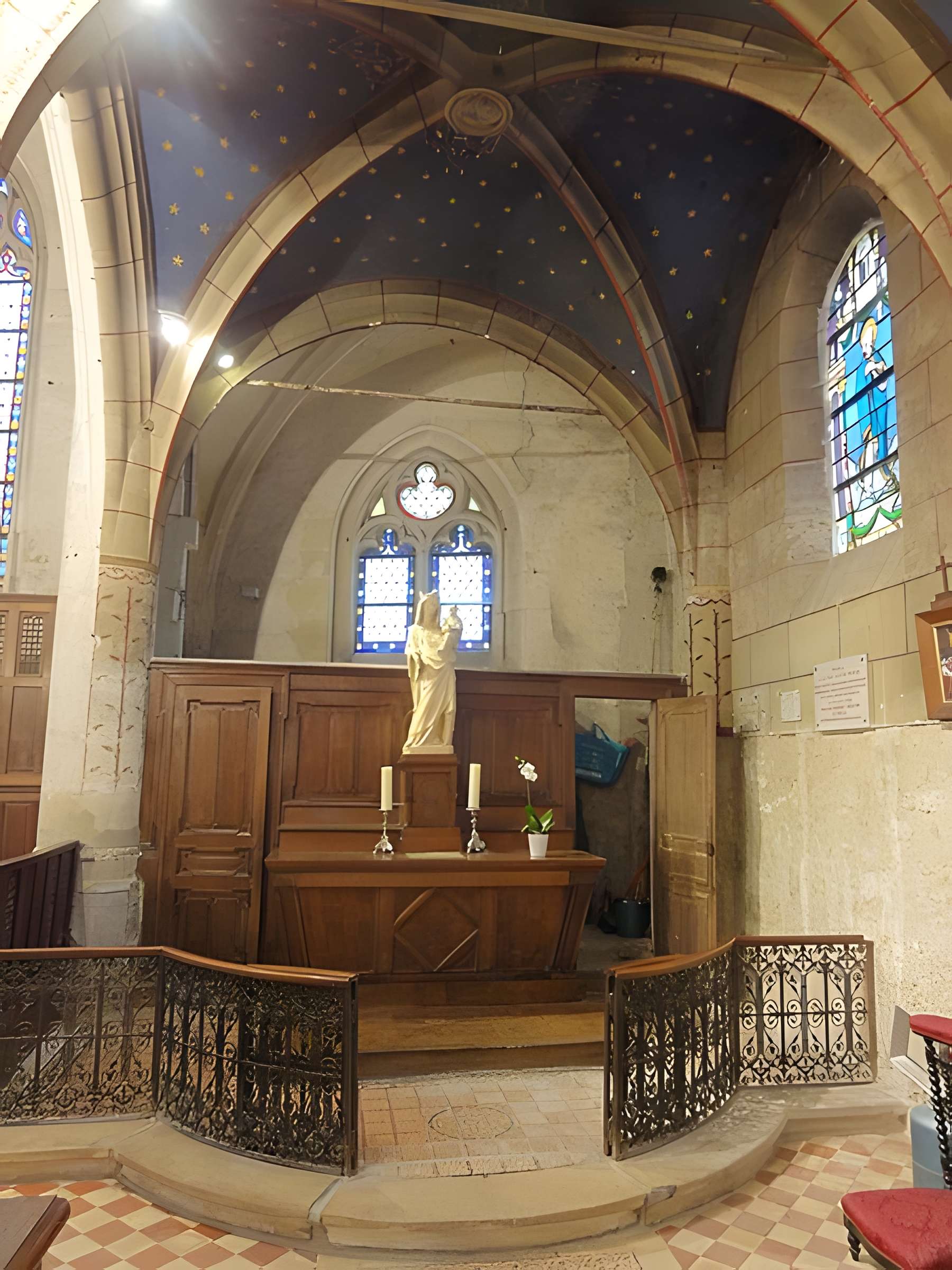 Église Notre-Dame-de-l'Assomption de Vauréal et croix