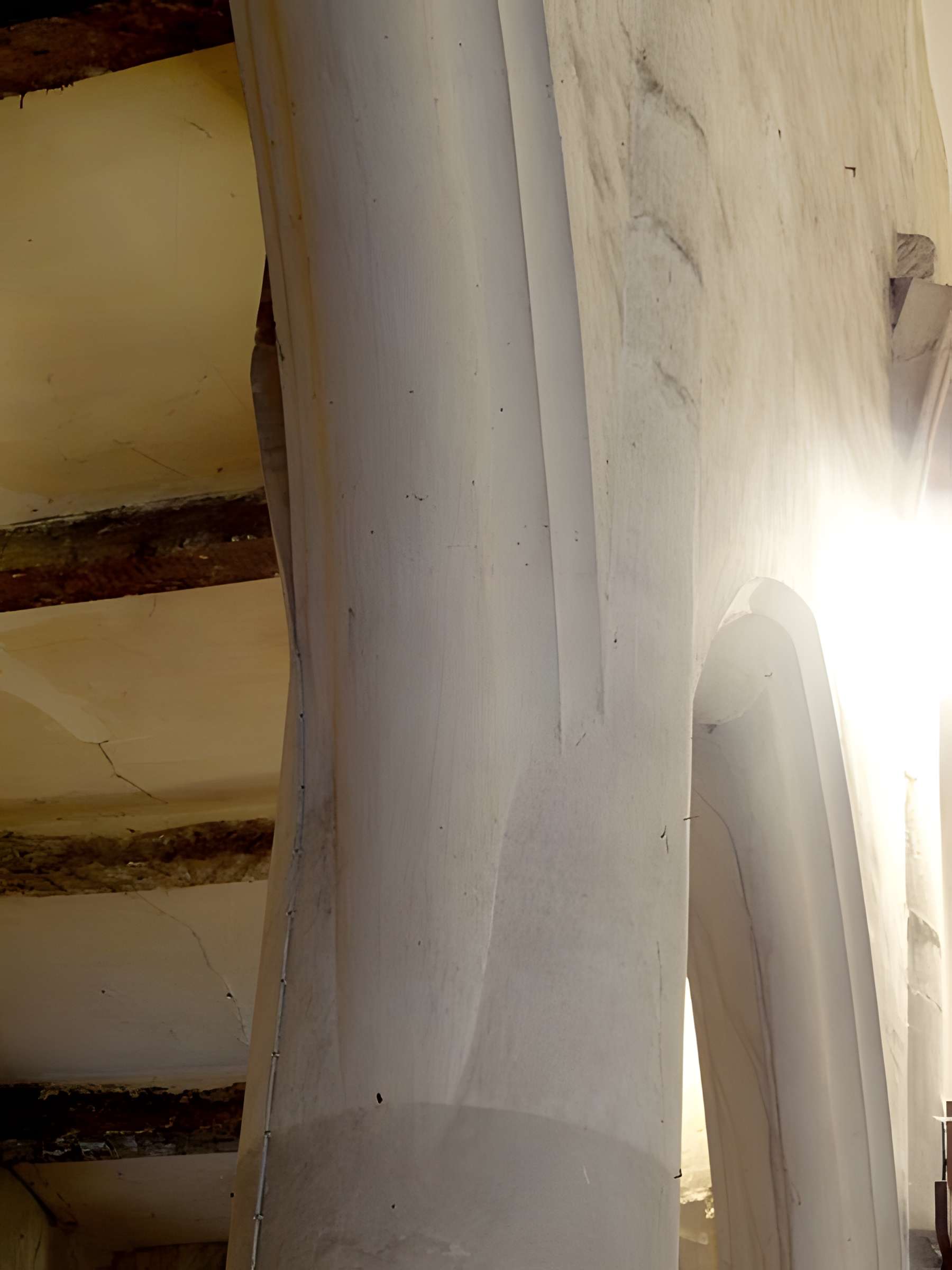 Église Notre-Dame-de-l'Assomption de Vauréal et croix