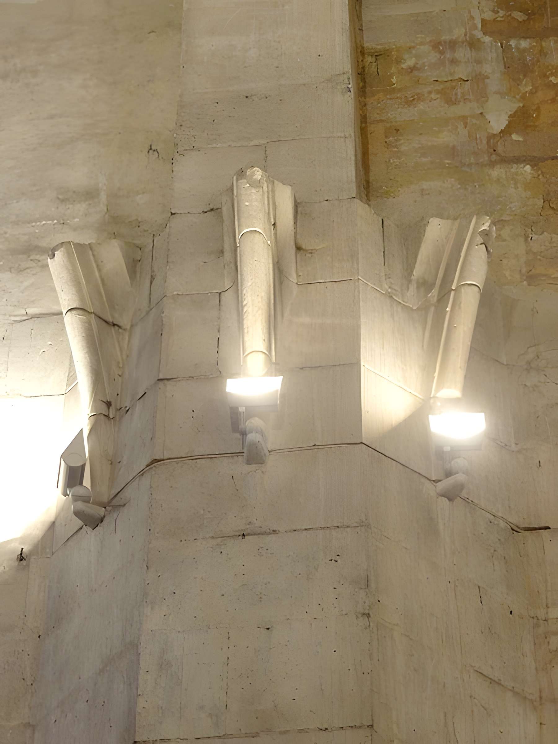 Église Notre-Dame-de-l'Assomption de Vauréal et croix