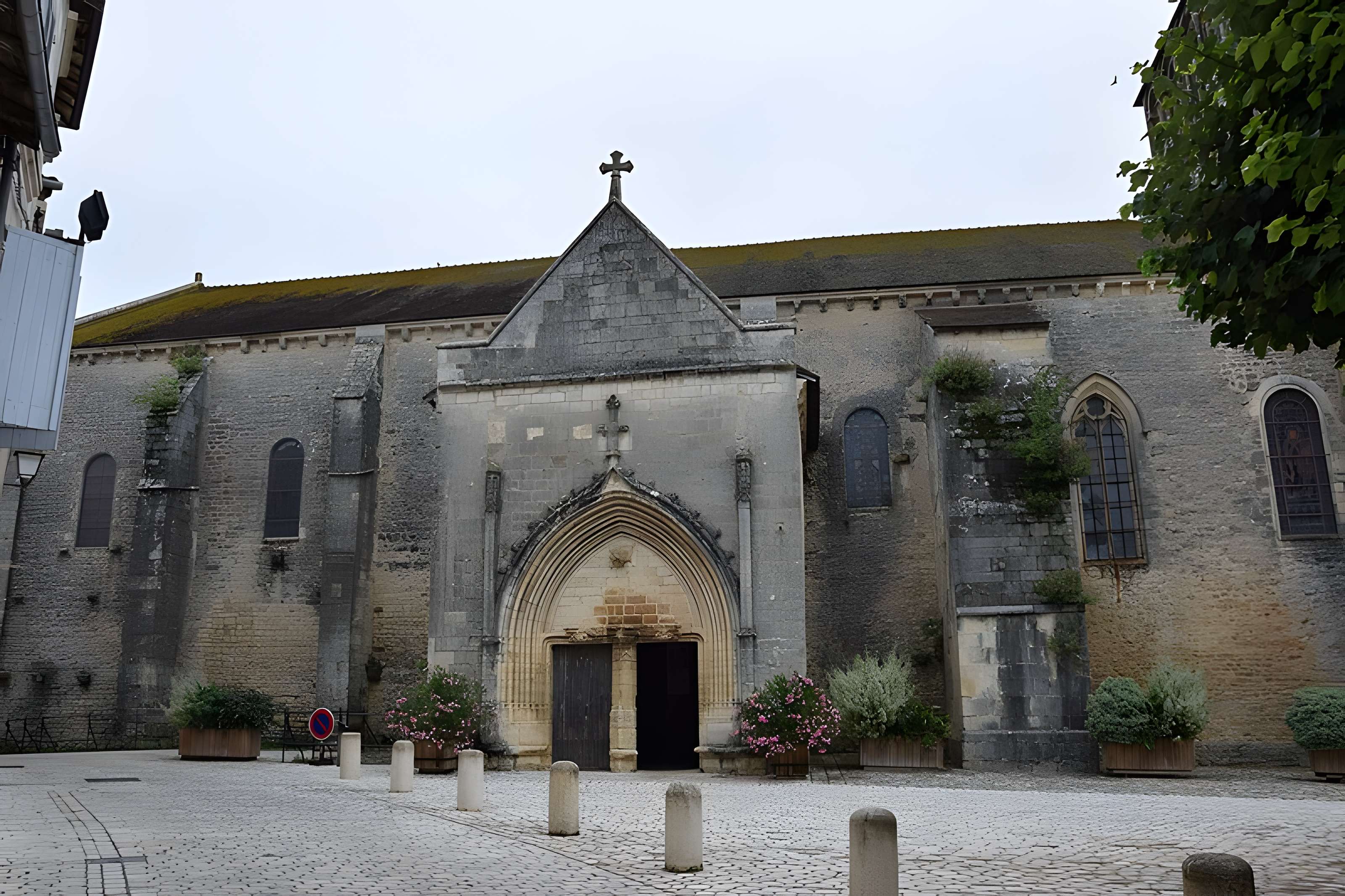 Église Notre-Dame-et-Saint-Junien de Lusignan