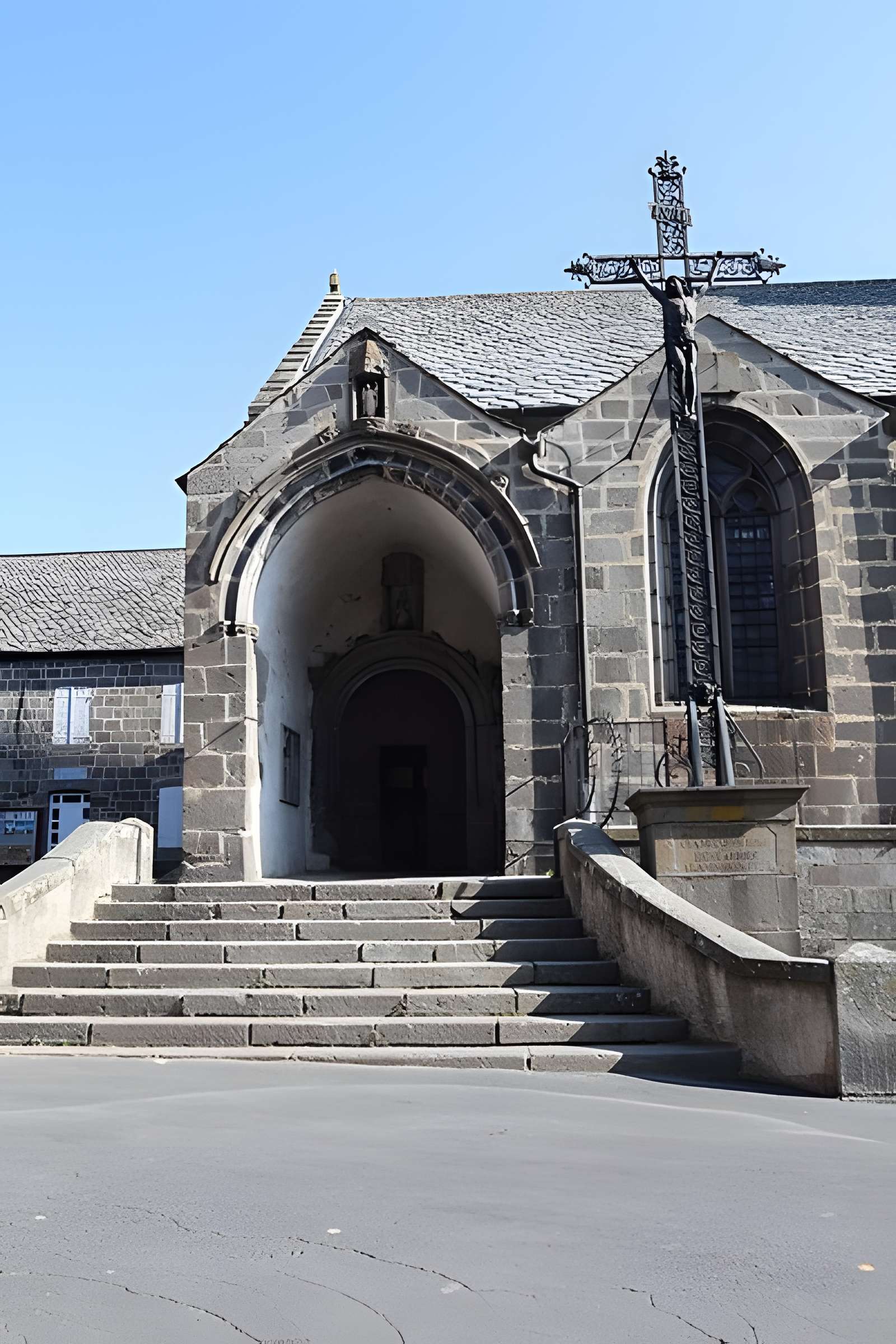 Église Saint-André de Besse-et-Saint-Anastaise