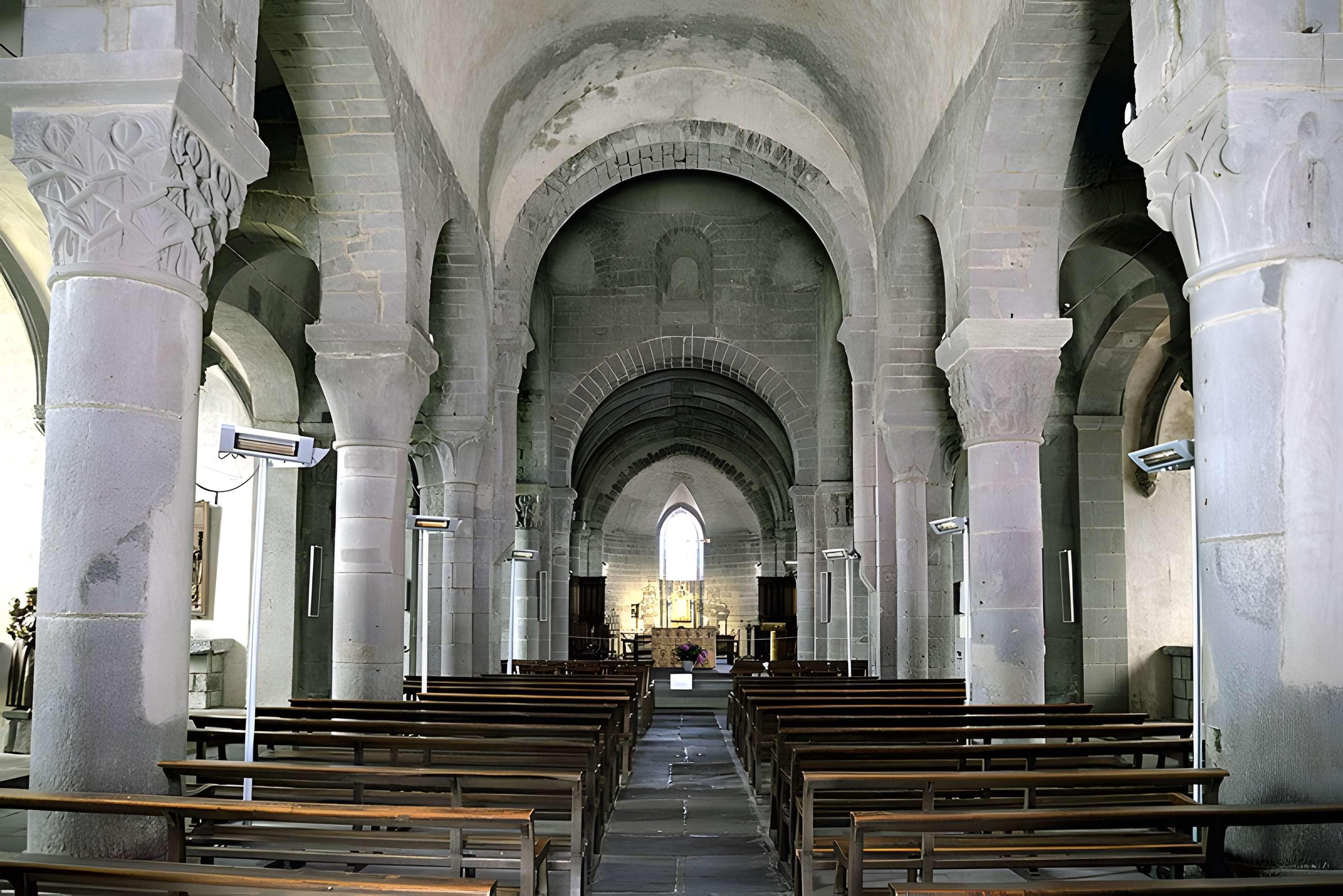 Église Saint-André de Besse-et-Saint-Anastaise