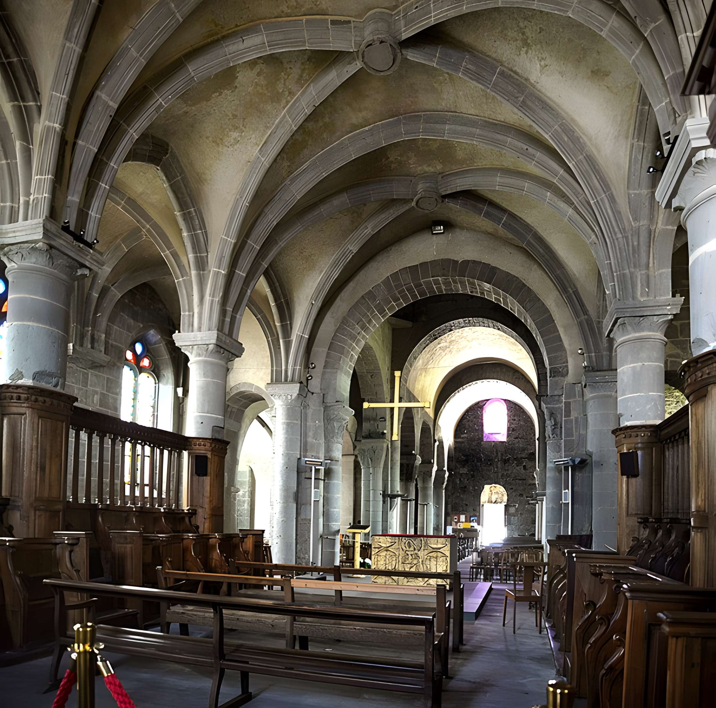 Église Saint-André de Besse-et-Saint-Anastaise