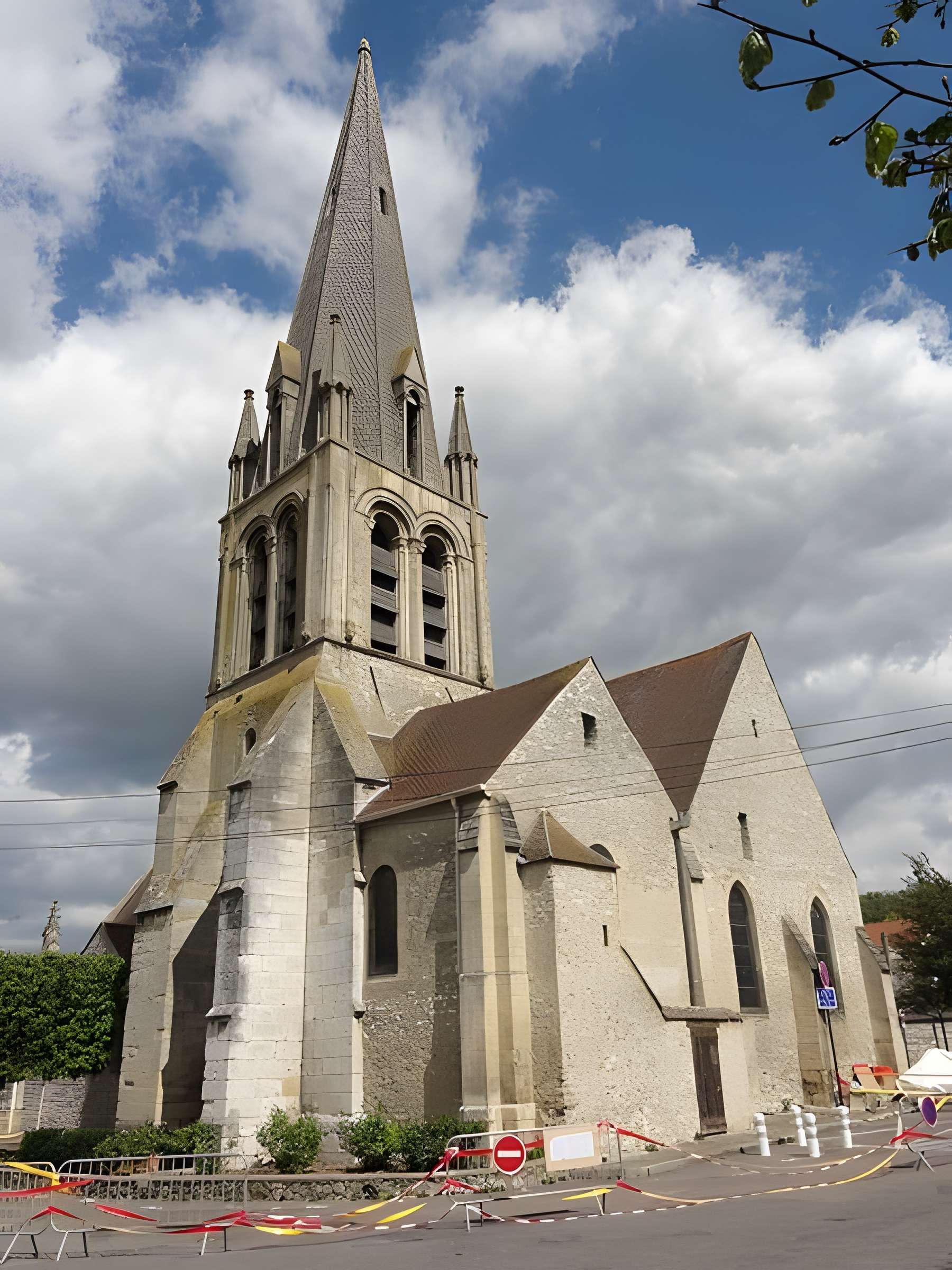 Église Saint-Aubin de Limay 