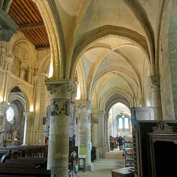 Photo de Église Saint-Aubin dEnnery et croix