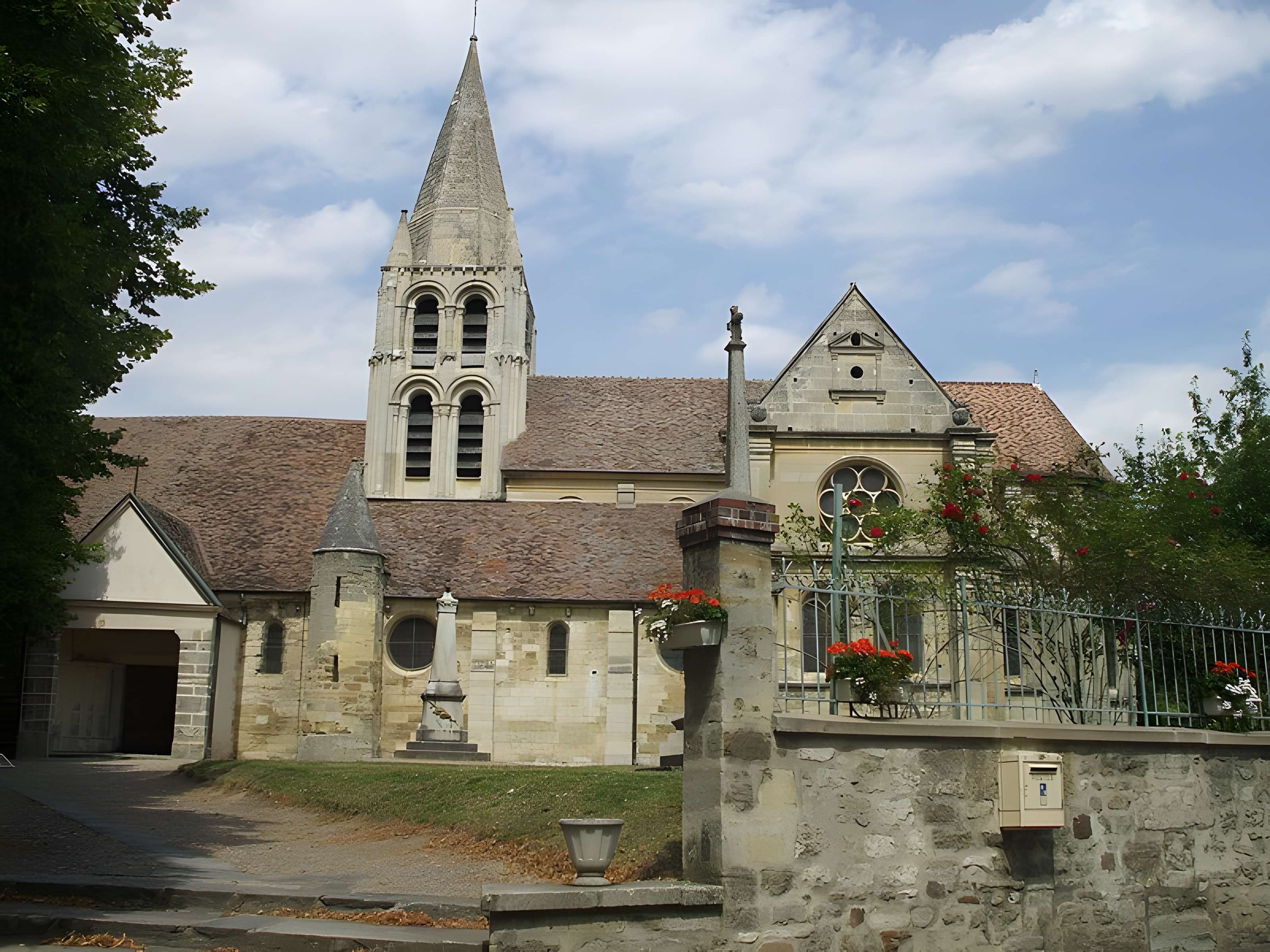 Église Saint-Aubin d'Ennery et croix 