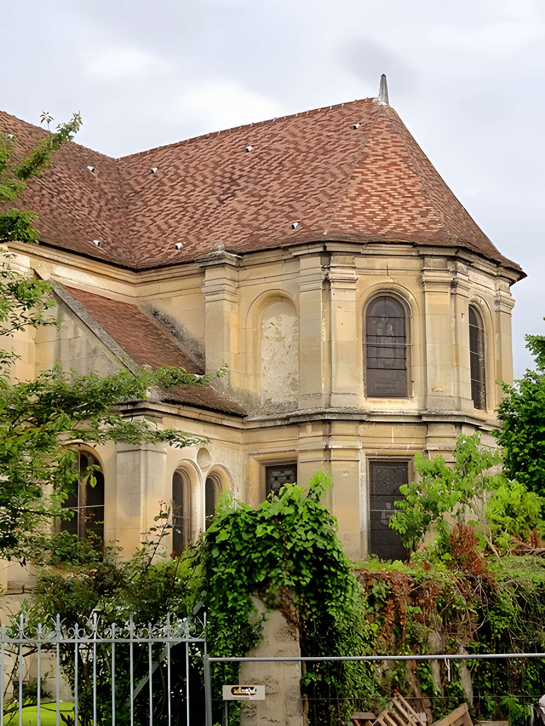 Église Saint-Aubin d'Ennery et croix