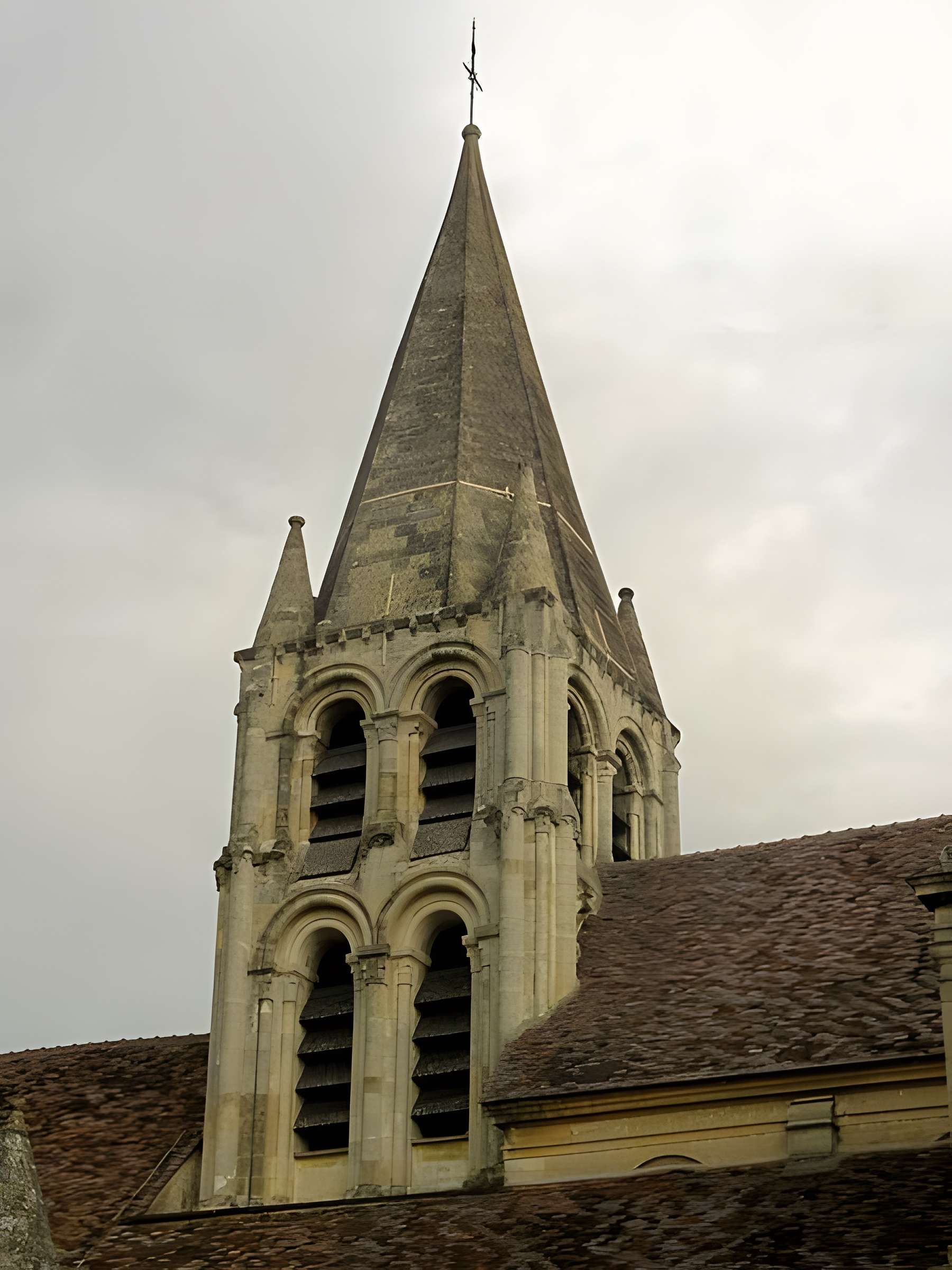 Église Saint-Aubin d'Ennery et croix