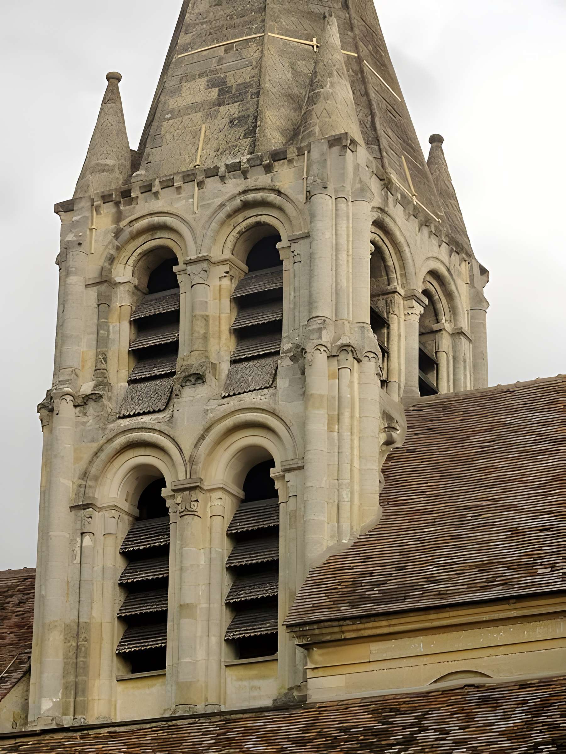 Église Saint-Aubin d'Ennery et croix