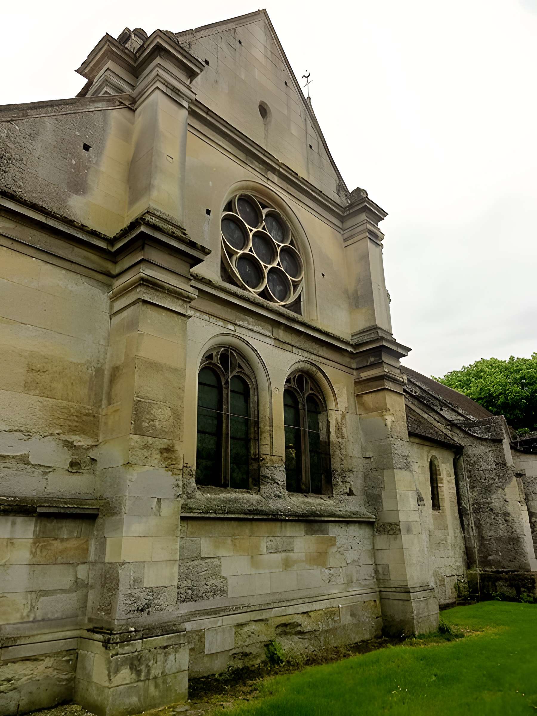 Église Saint-Aubin d'Ennery et croix