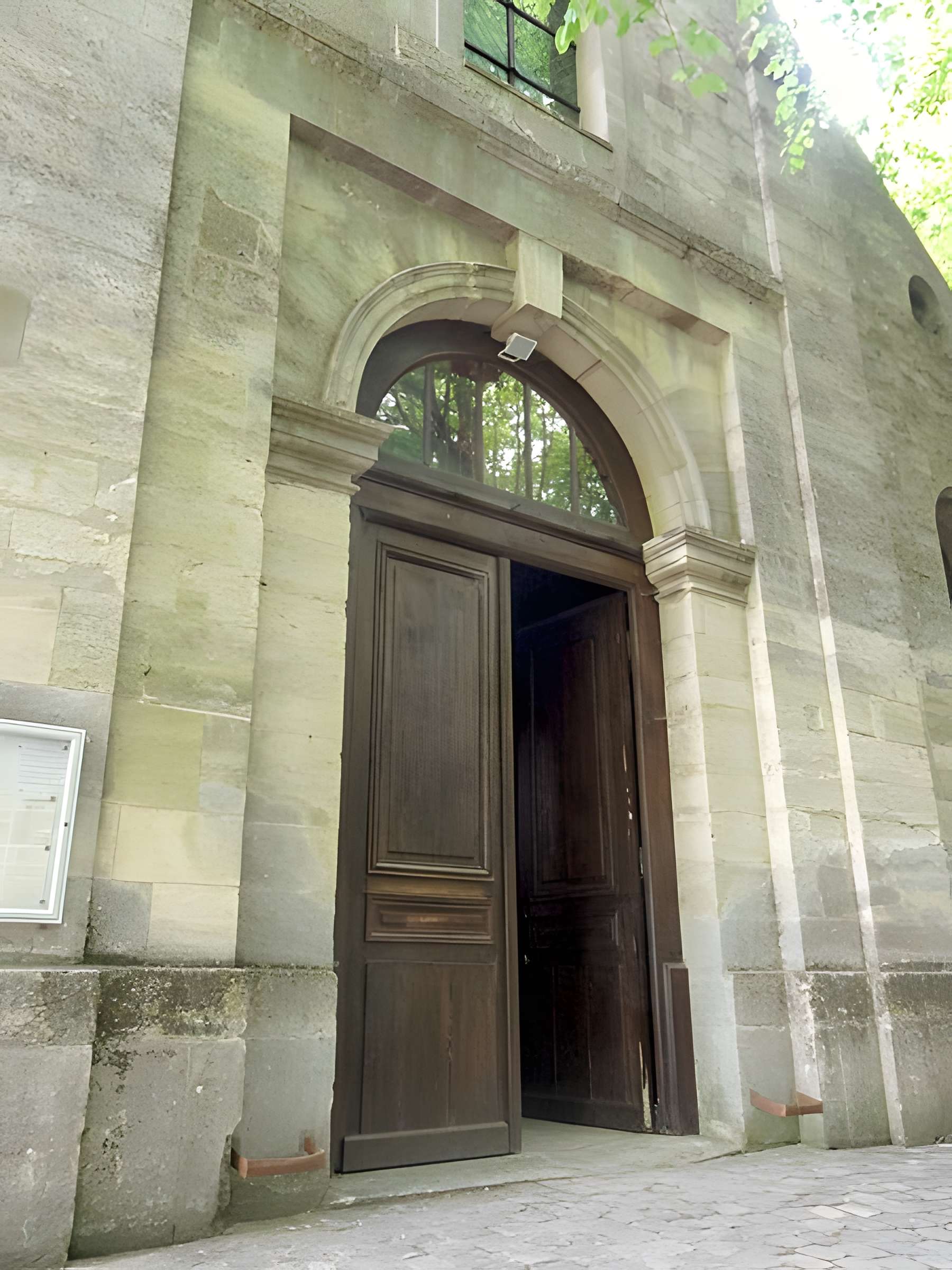 Église Saint-Aubin d'Ennery et croix