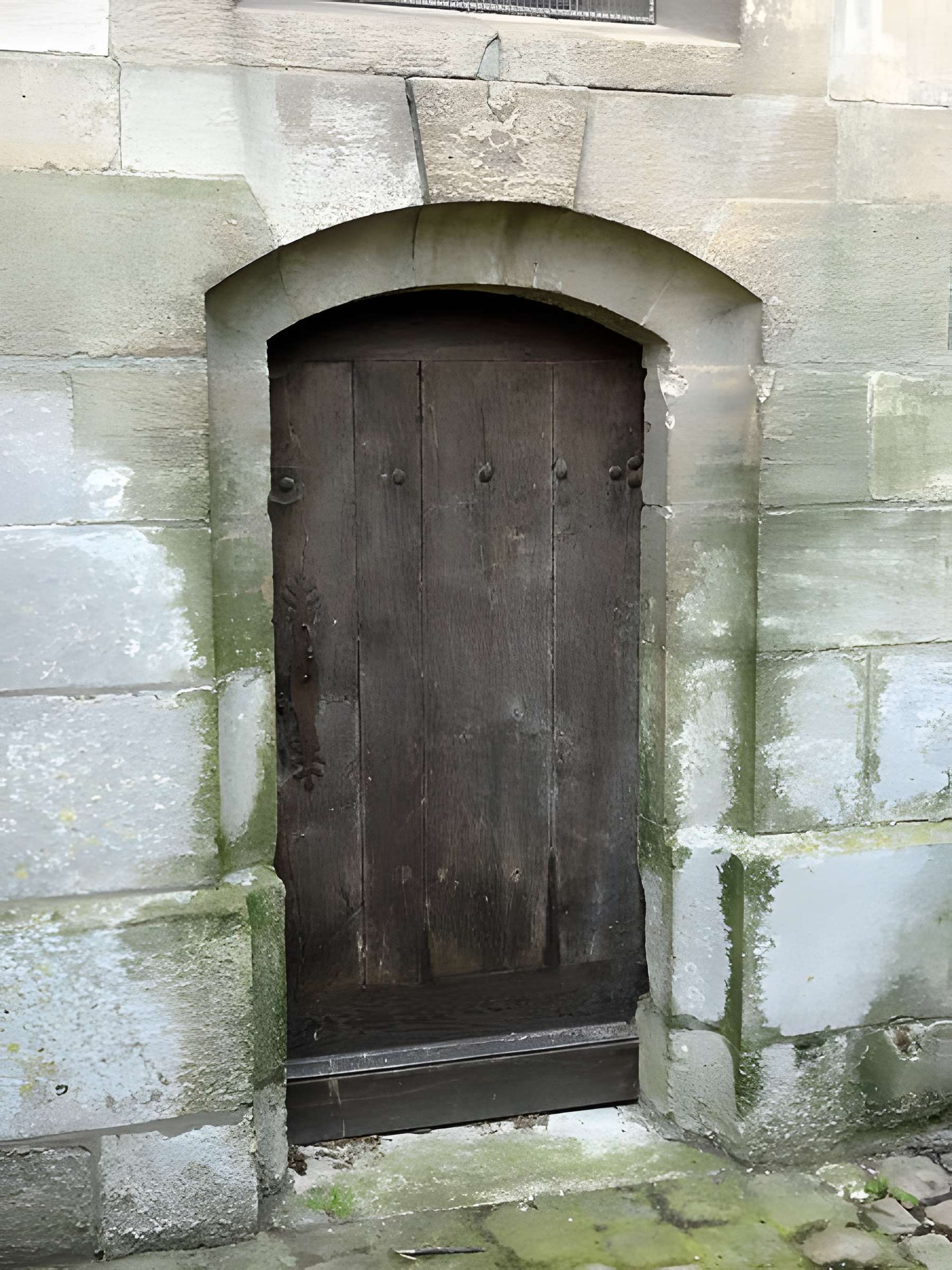 Église Saint-Aubin d'Ennery et croix