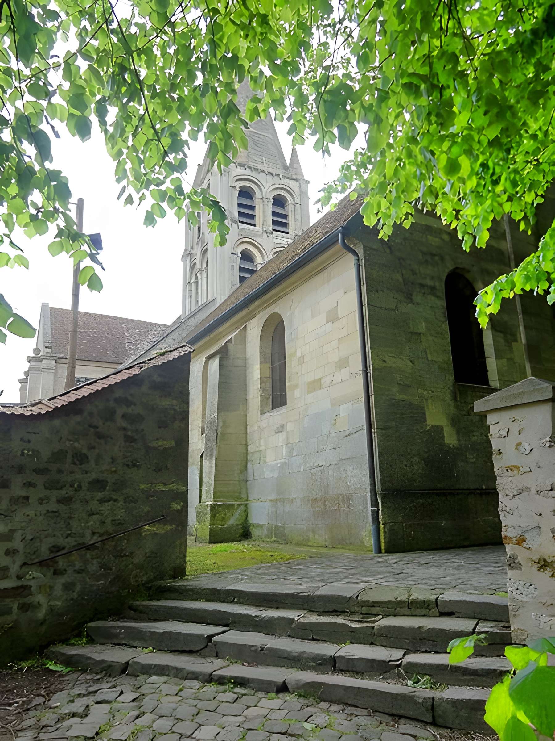 Église Saint-Aubin d'Ennery et croix
