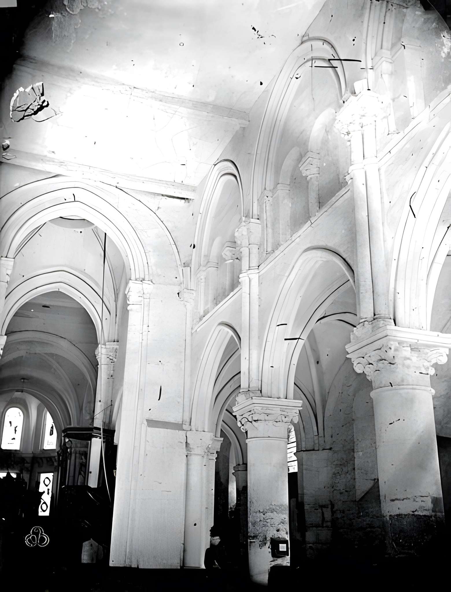 Église Saint-Aubin d'Ennery et croix
