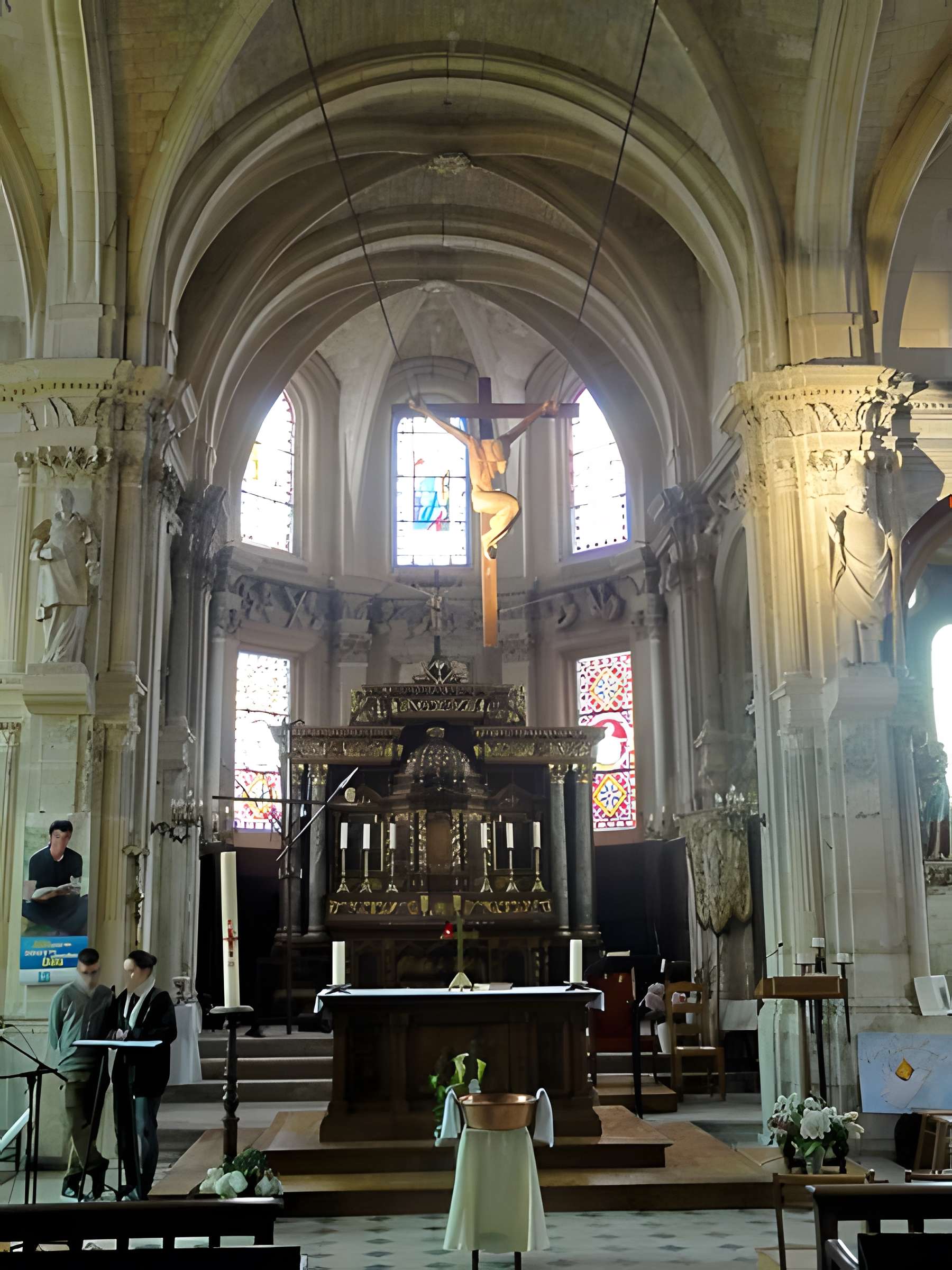 Église Saint-Aubin d'Ennery et croix