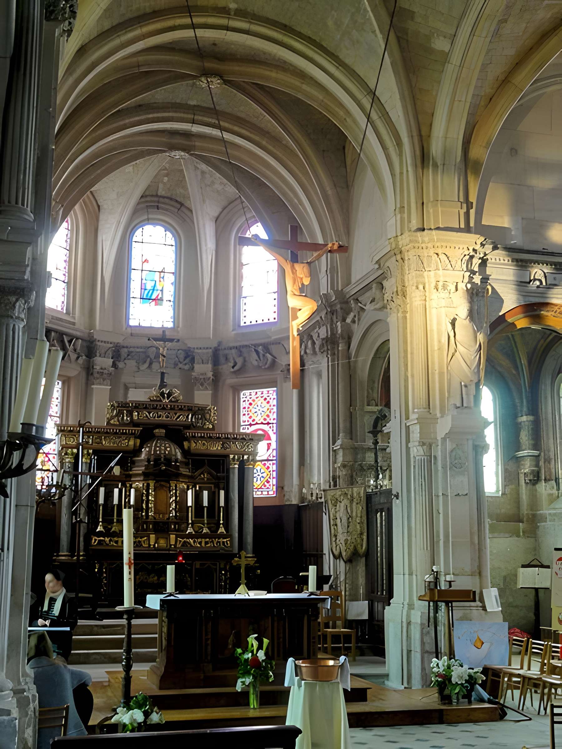 Église Saint-Aubin d'Ennery et croix