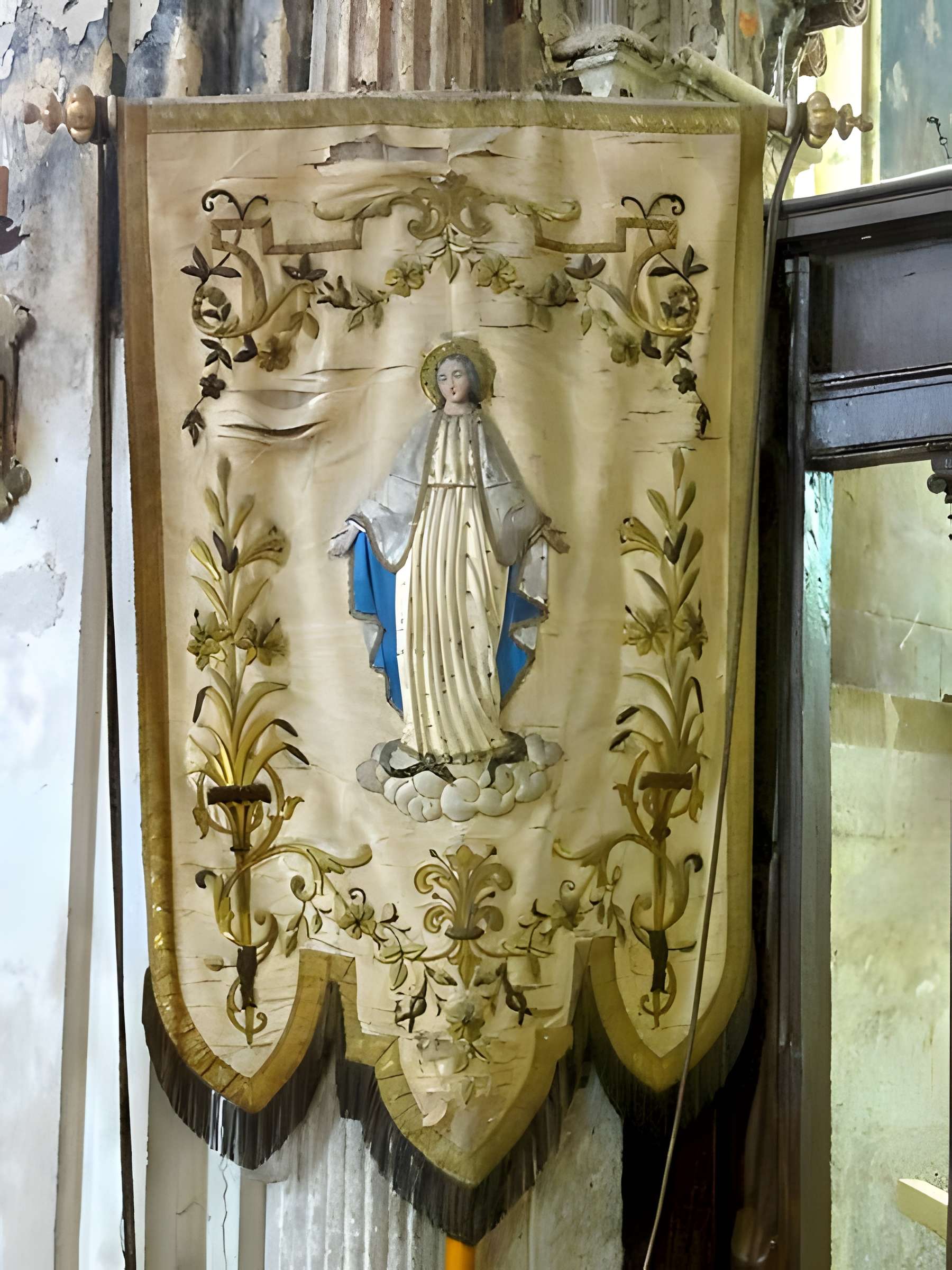 Église Saint-Aubin d'Ennery et croix