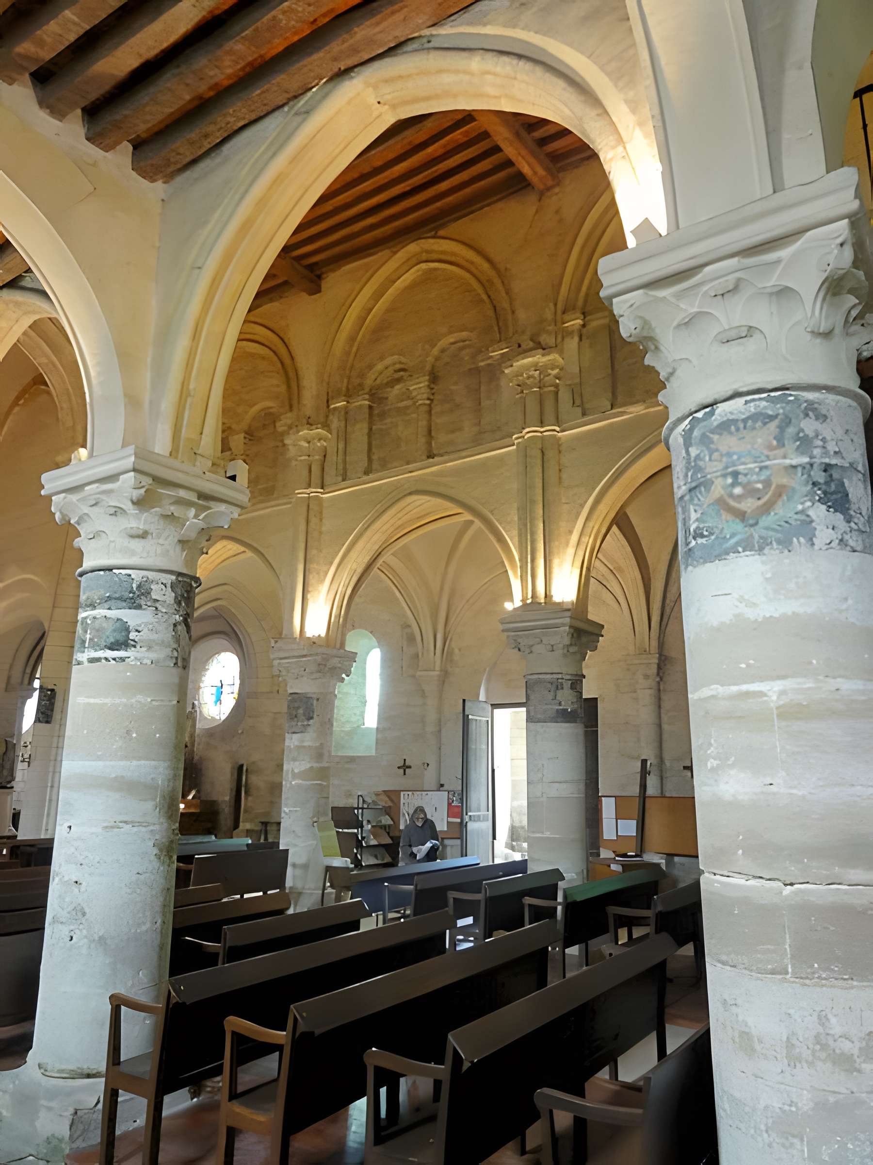 Église Saint-Aubin d'Ennery et croix