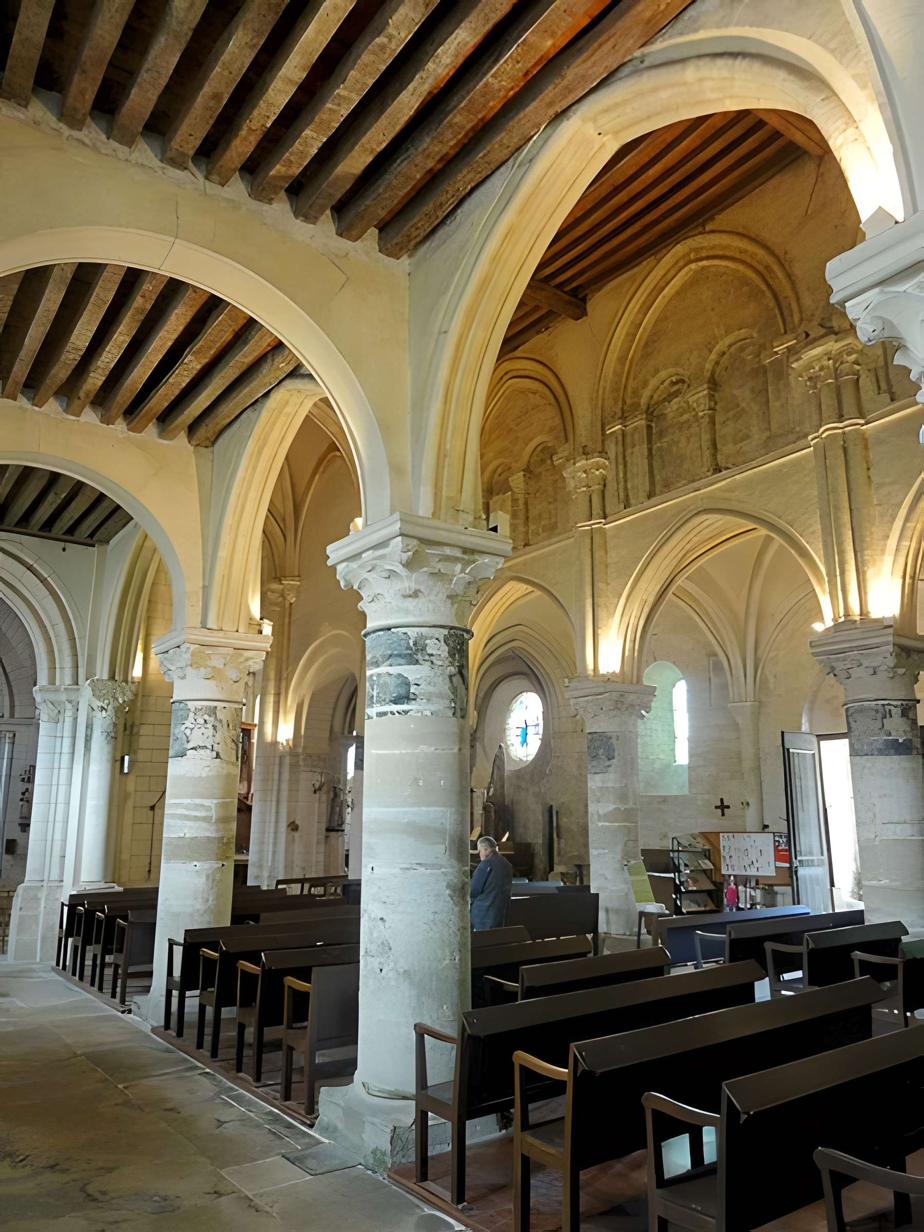 Église Saint-Aubin d'Ennery et croix