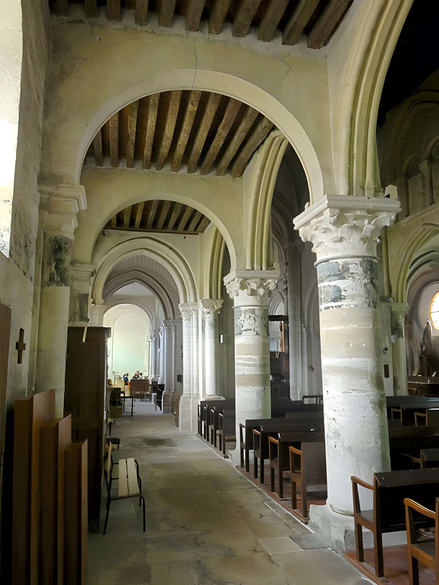 Église Saint-Aubin d'Ennery et croix