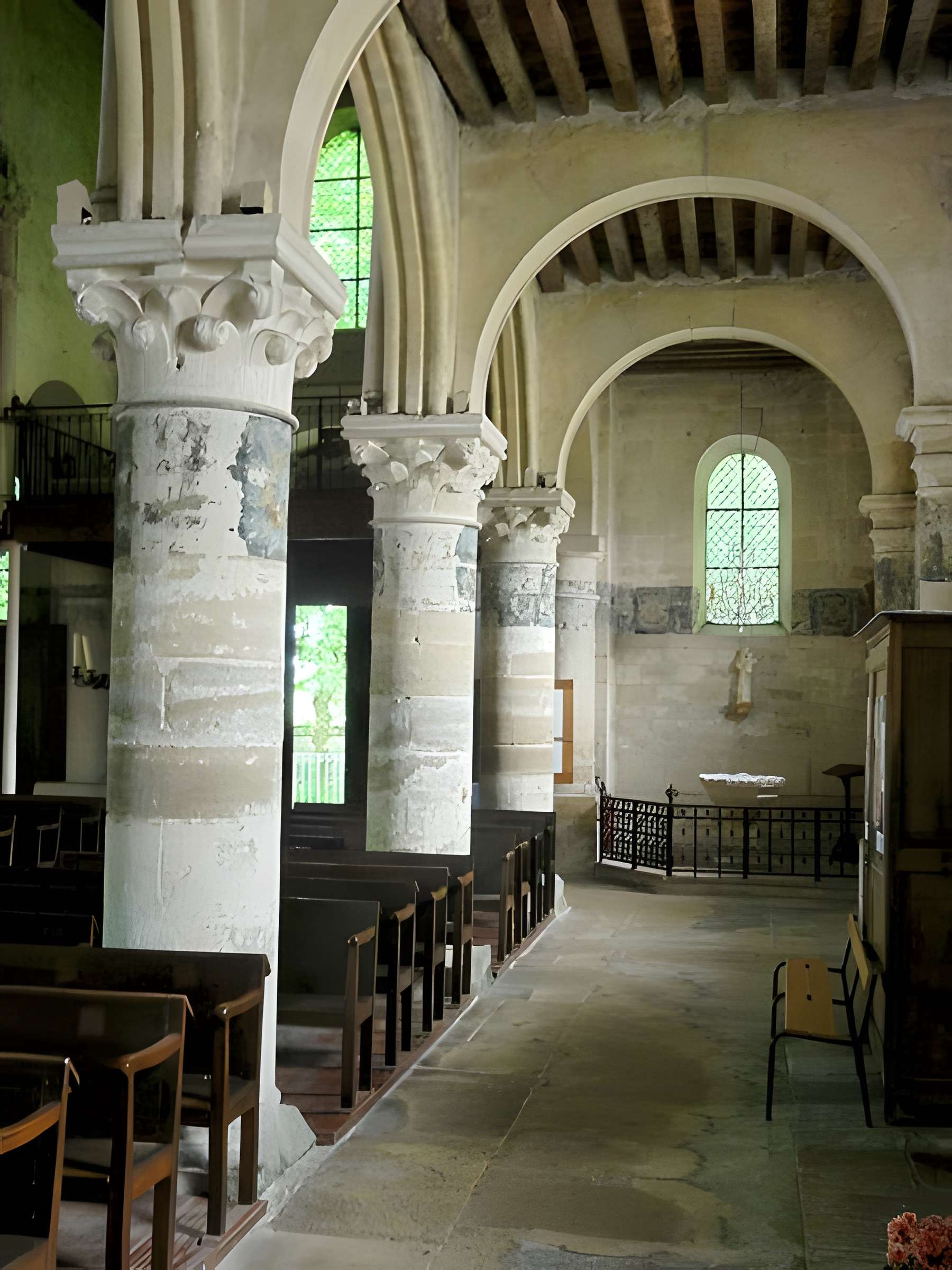 Église Saint-Aubin d'Ennery et croix