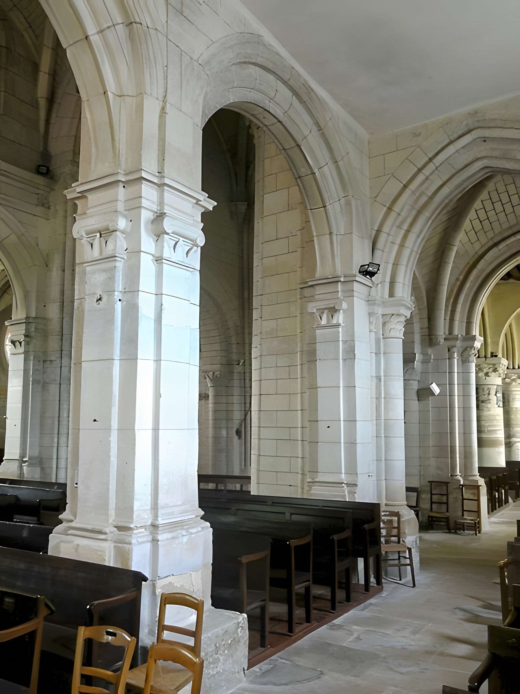 Église Saint-Aubin d'Ennery et croix