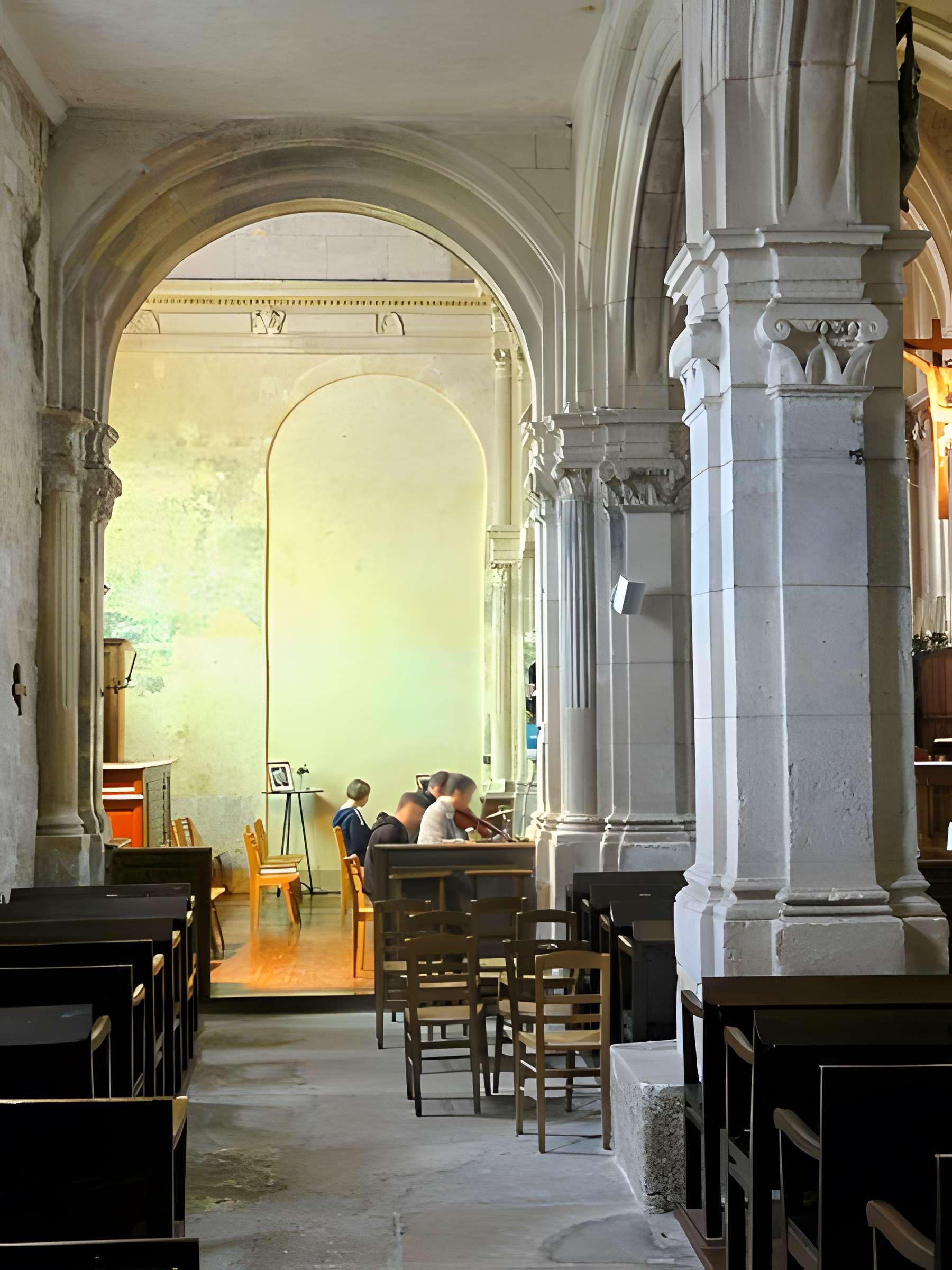 Église Saint-Aubin d'Ennery et croix
