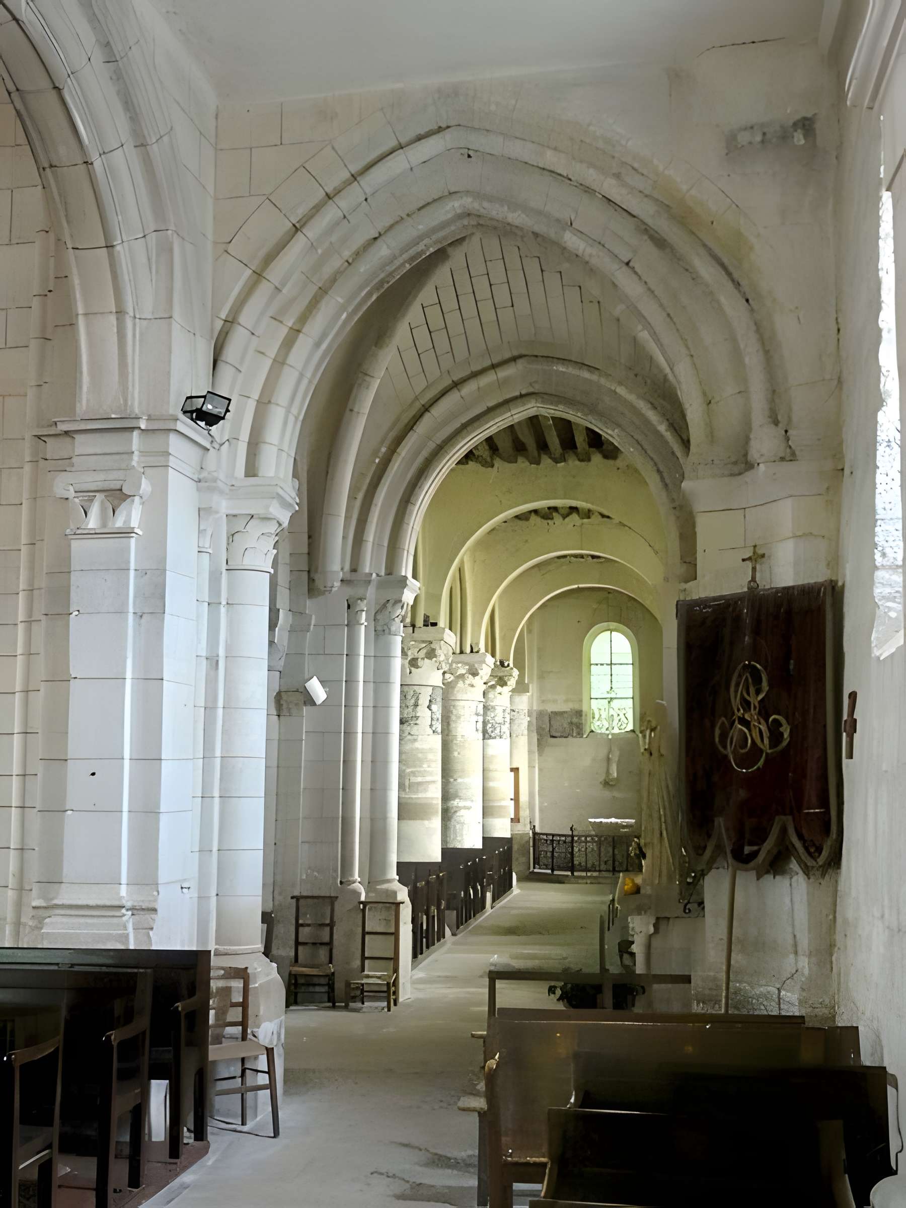 Église Saint-Aubin d'Ennery et croix