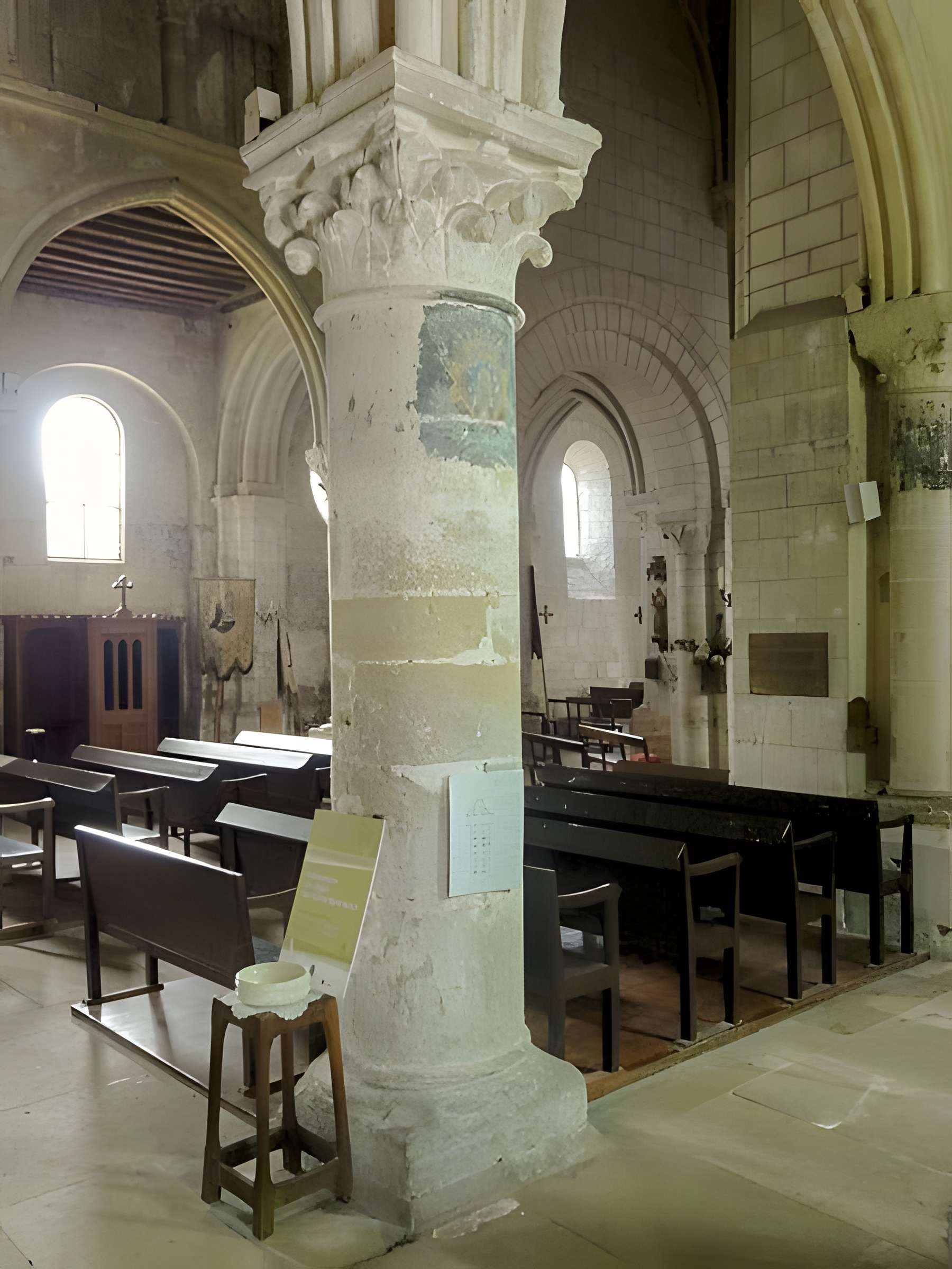 Église Saint-Aubin d'Ennery et croix
