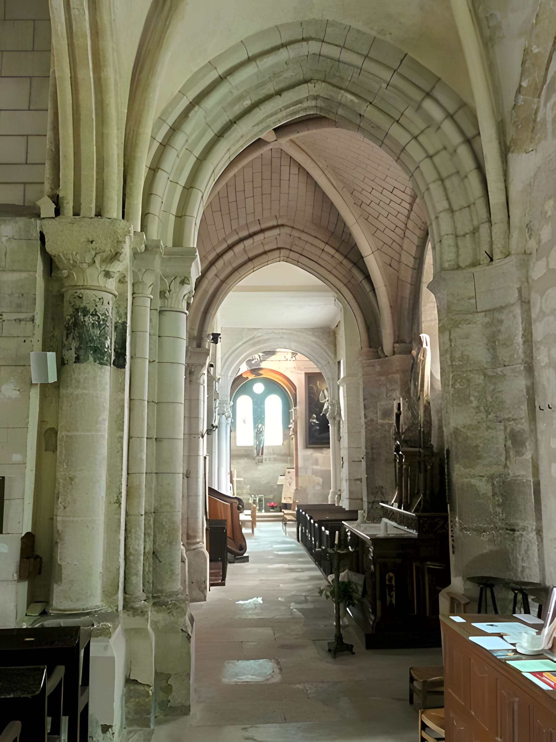 Église Saint-Aubin d'Ennery et croix
