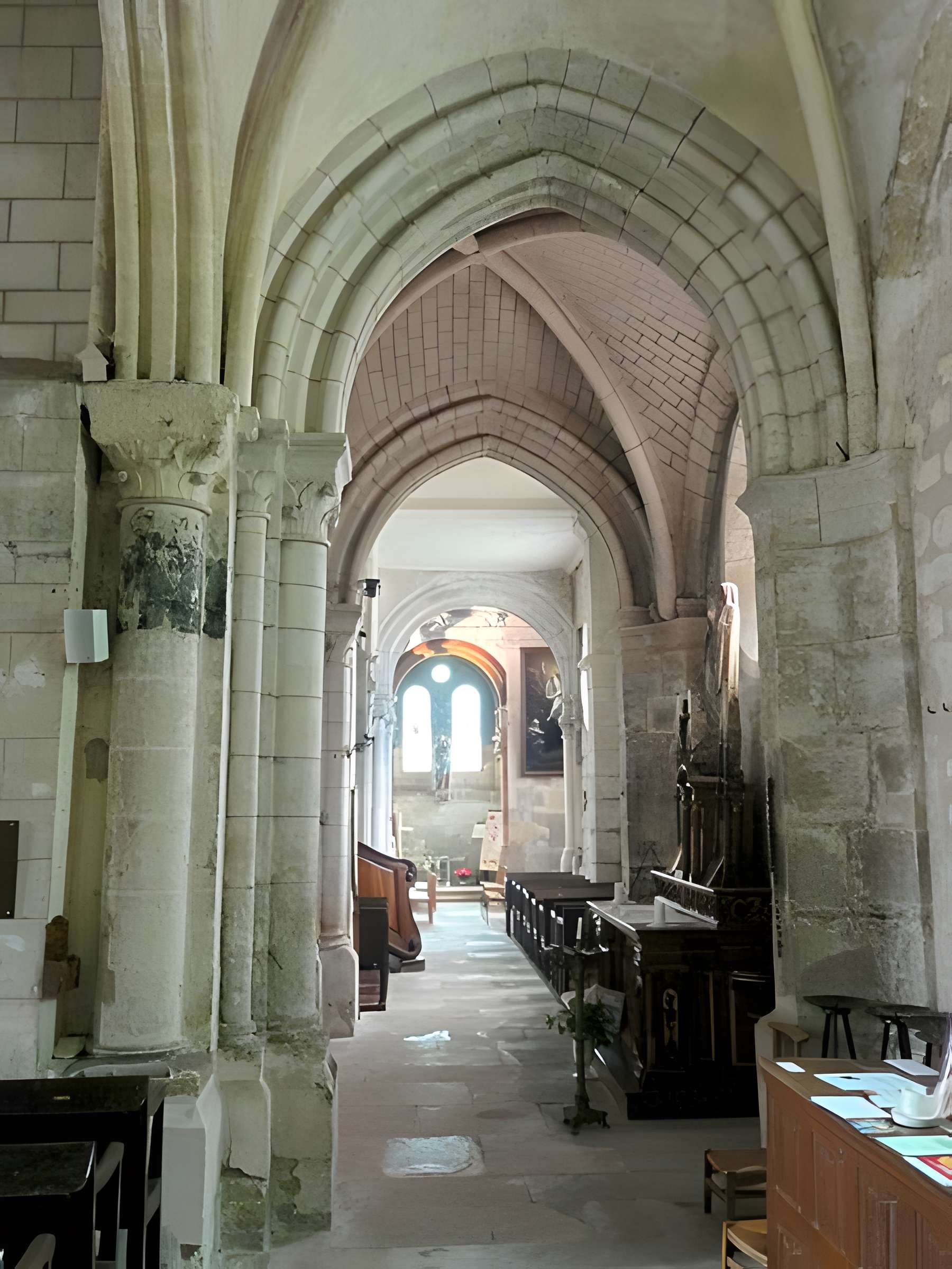 Église Saint-Aubin d'Ennery et croix