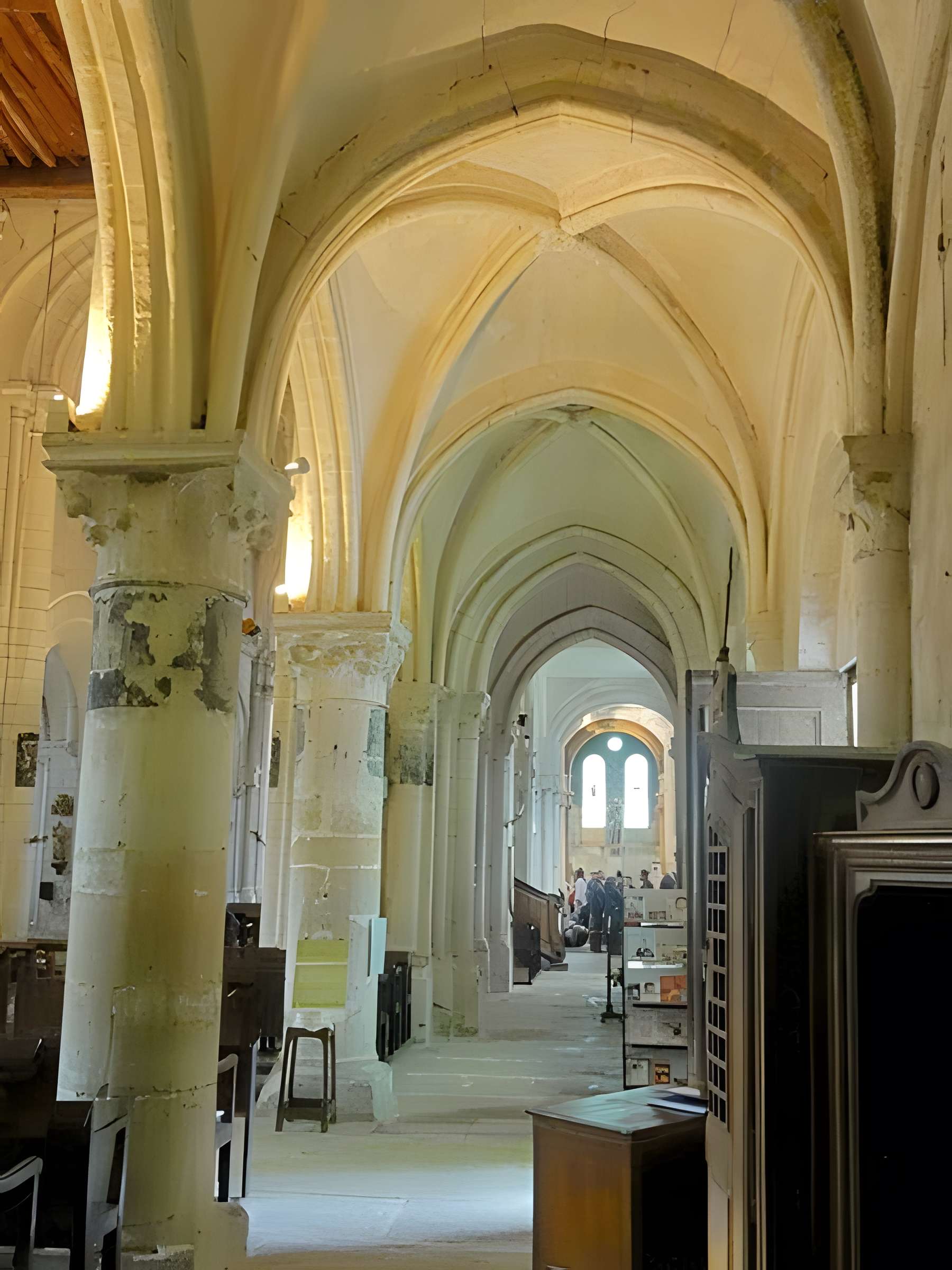 Église Saint-Aubin d'Ennery et croix
