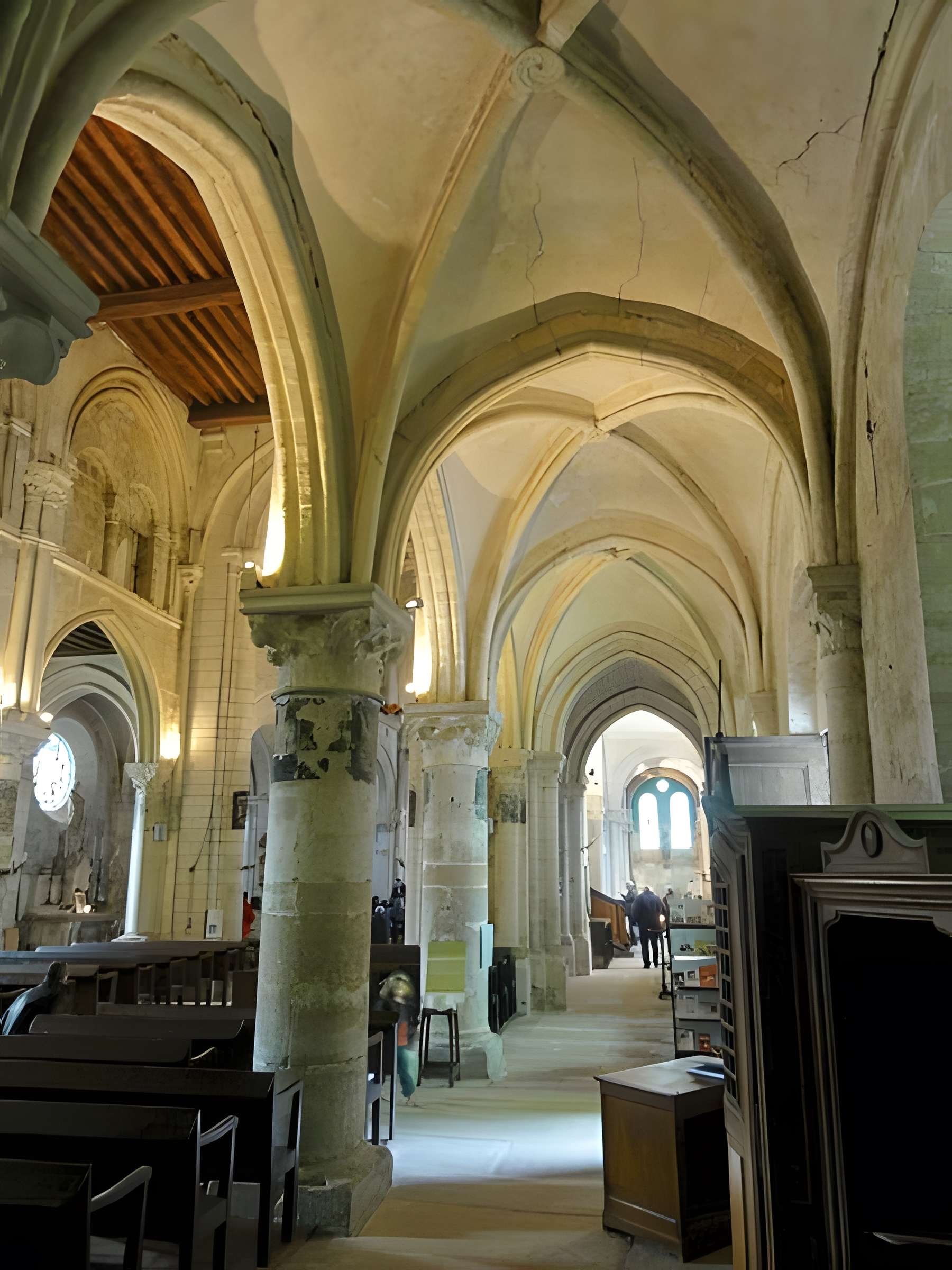 Église Saint-Aubin d'Ennery et croix