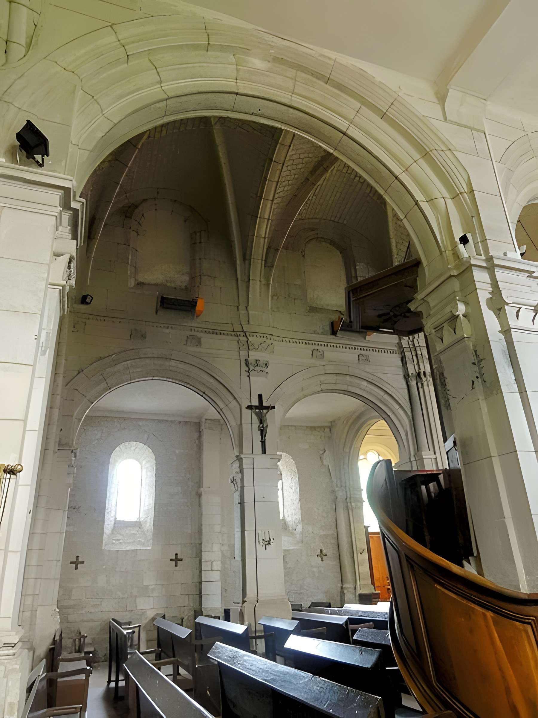 Église Saint-Aubin d'Ennery et croix