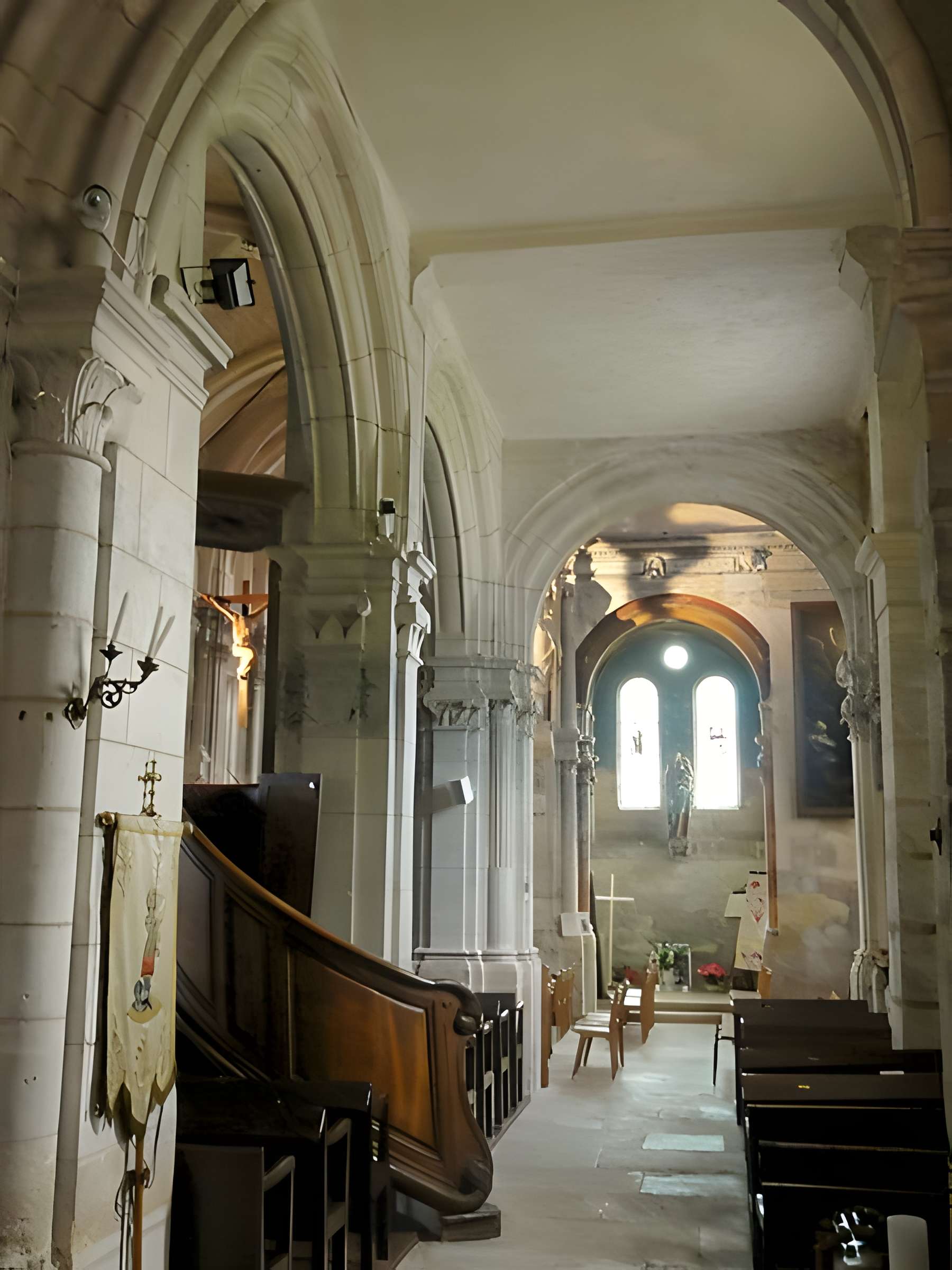 Église Saint-Aubin d'Ennery et croix