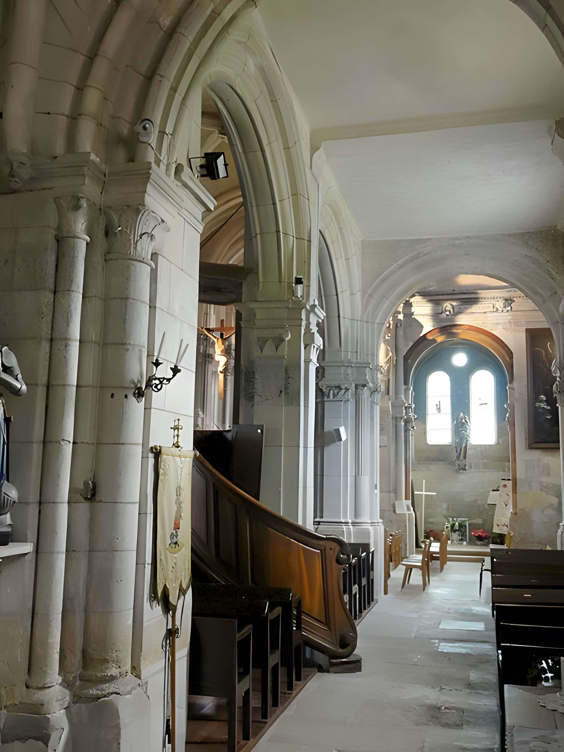Église Saint-Aubin d'Ennery et croix