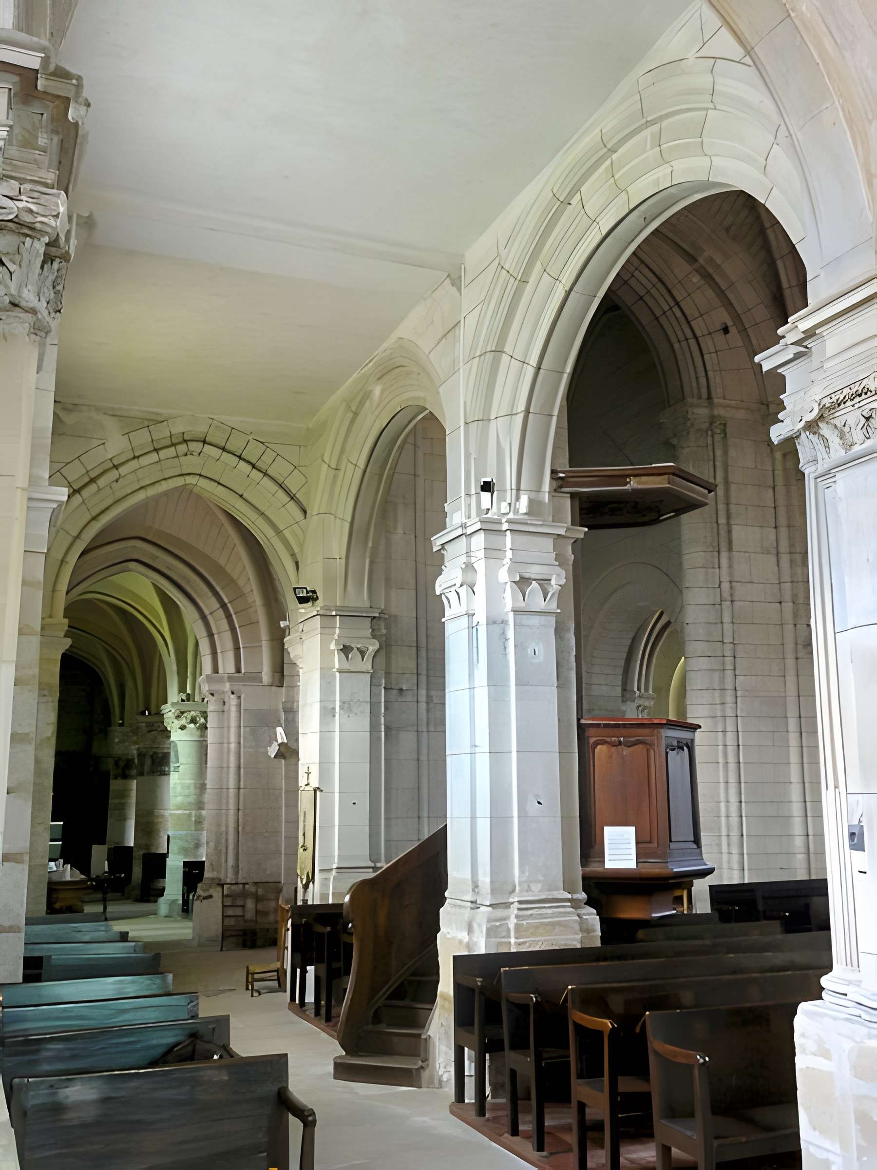 Église Saint-Aubin d'Ennery et croix