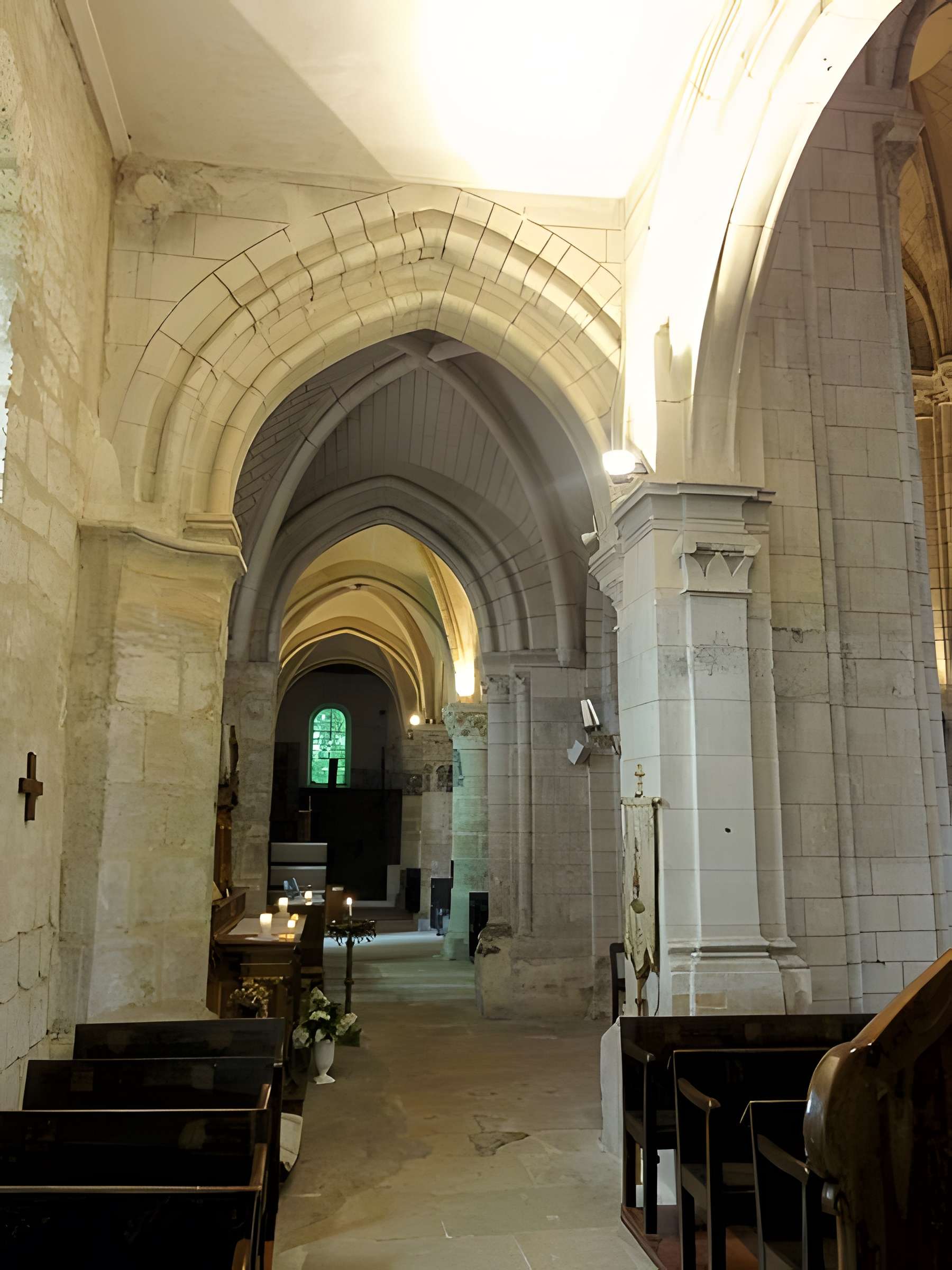 Église Saint-Aubin d'Ennery et croix